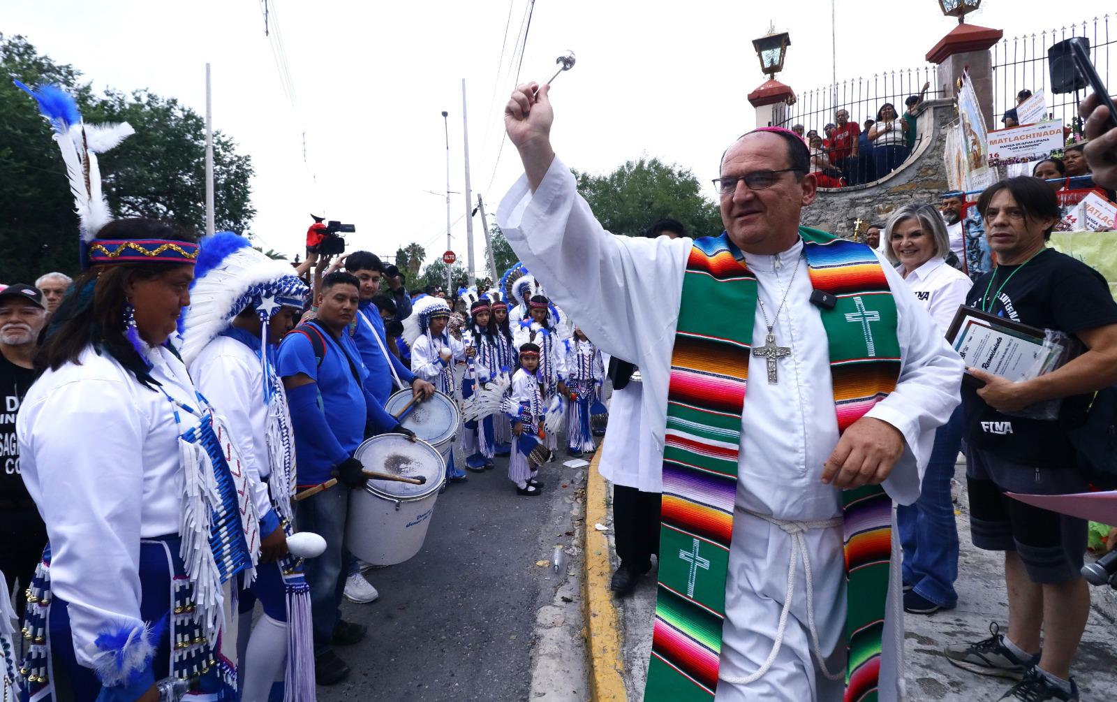 $!El obispo de Saltillo, Hilario González, bendijo a los participantes en la Matlachinada.