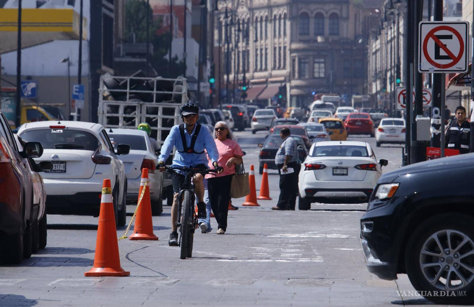 $!Ciclistas urbanos aprovechan la infraestructura temporal en el centro de la ciudad para movilizarse de manera segura.