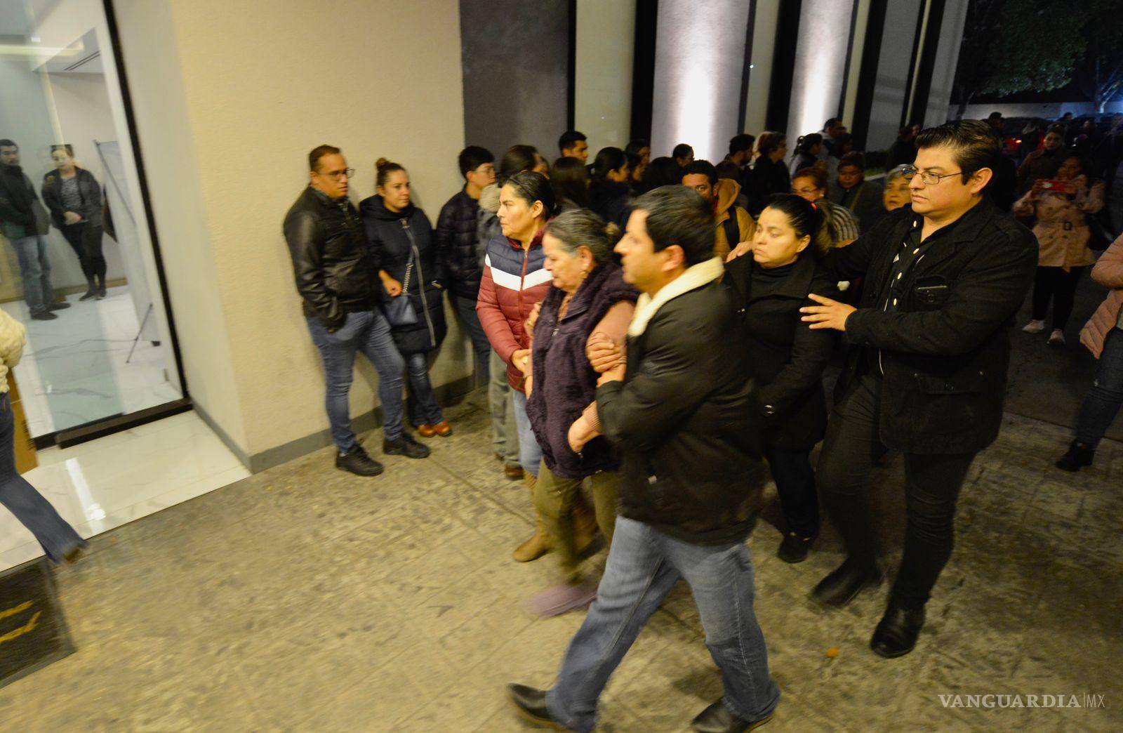 $!El cuerpo de Baena llegó acompañado por sus padres y otros familiares a las capillas de Jardín Memorial.