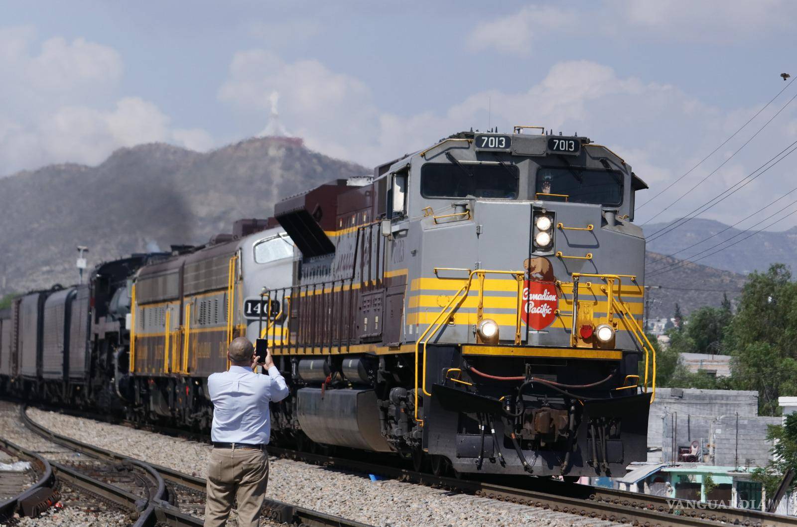 $!La Emperatriz ahora viajaba de regreso a Canadá, acompañadade otros vagones de Canadian Pacific.