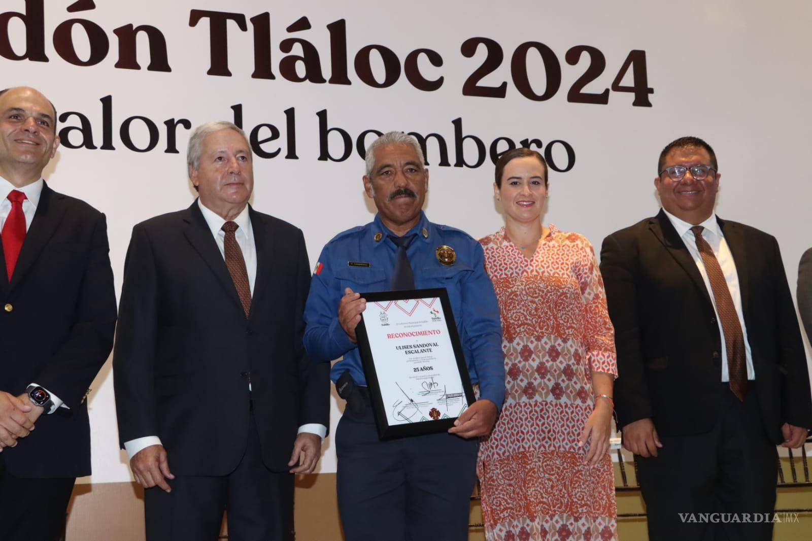 $!El alcalde José María Fraustro felicita a los bomberos por su valentía y dedicación en el servicio a la comunidad saltillense.