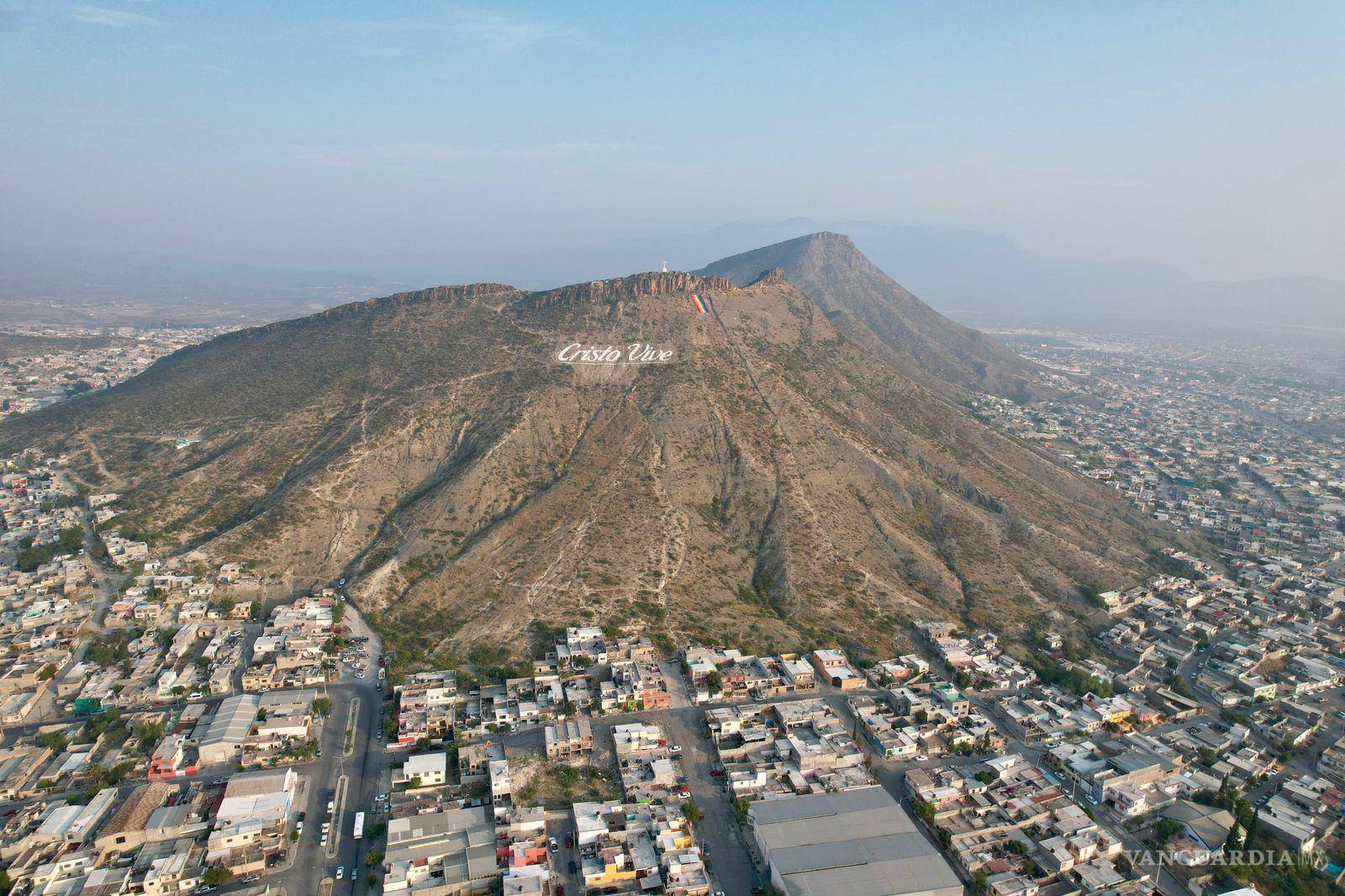 $!Miembros del colectivo Orgullo y Dignidad escalaron el cerro durante la madrugada para colocar la bandera del orgullo.