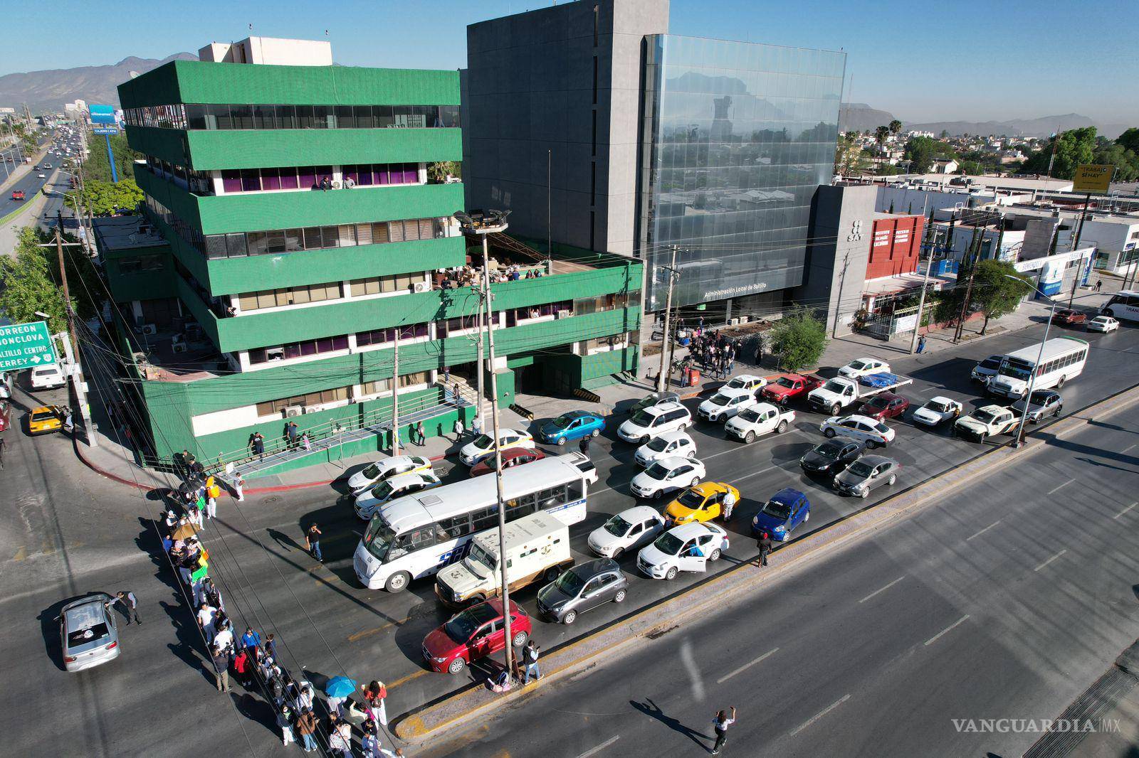 $!Trabajadores de la salud protestan en el bulevar Venustiano Carranza de Saltillo por la finalización de contratos laborales en junio.