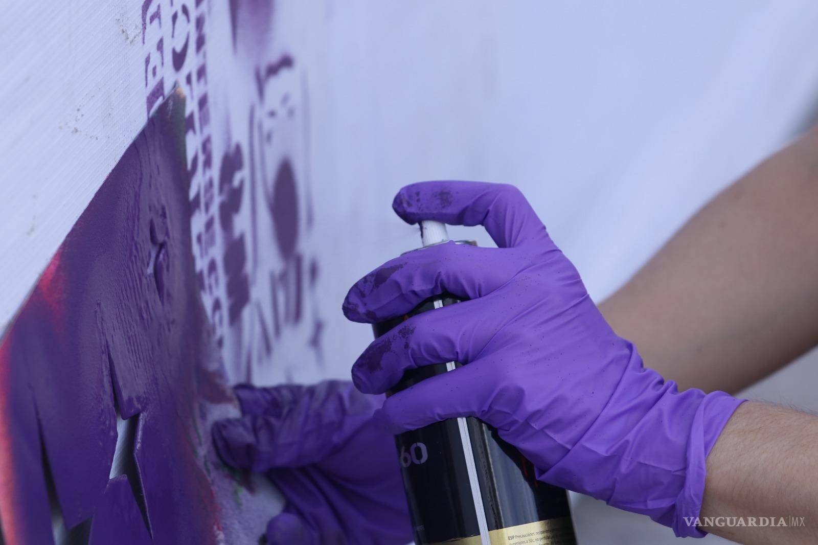 $!Mujeres unidas en la lucha: Activación artística y mensajes feministas toman las calles.