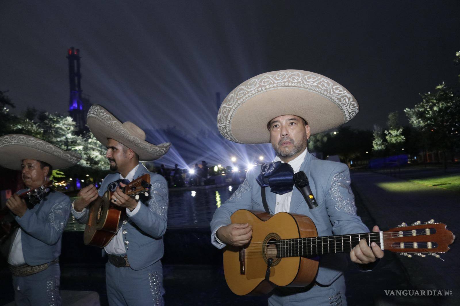 $!Los mariachis amenizaron la llegada al evento deportivo.