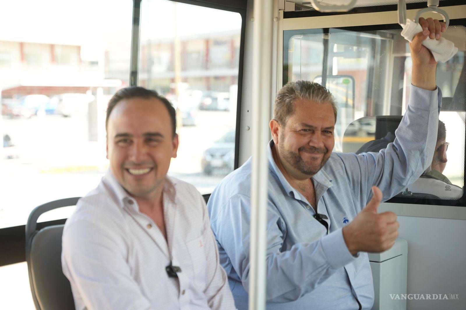 $!El gobernador Manolo Jiménez respaldó esta iniciativa del gobierno de Tomás Gutiérrez (der.), como parte de una política estatal que busca garantizar igualdad de oportunidades y acceso digno a la educación para todos los coahuilenses.