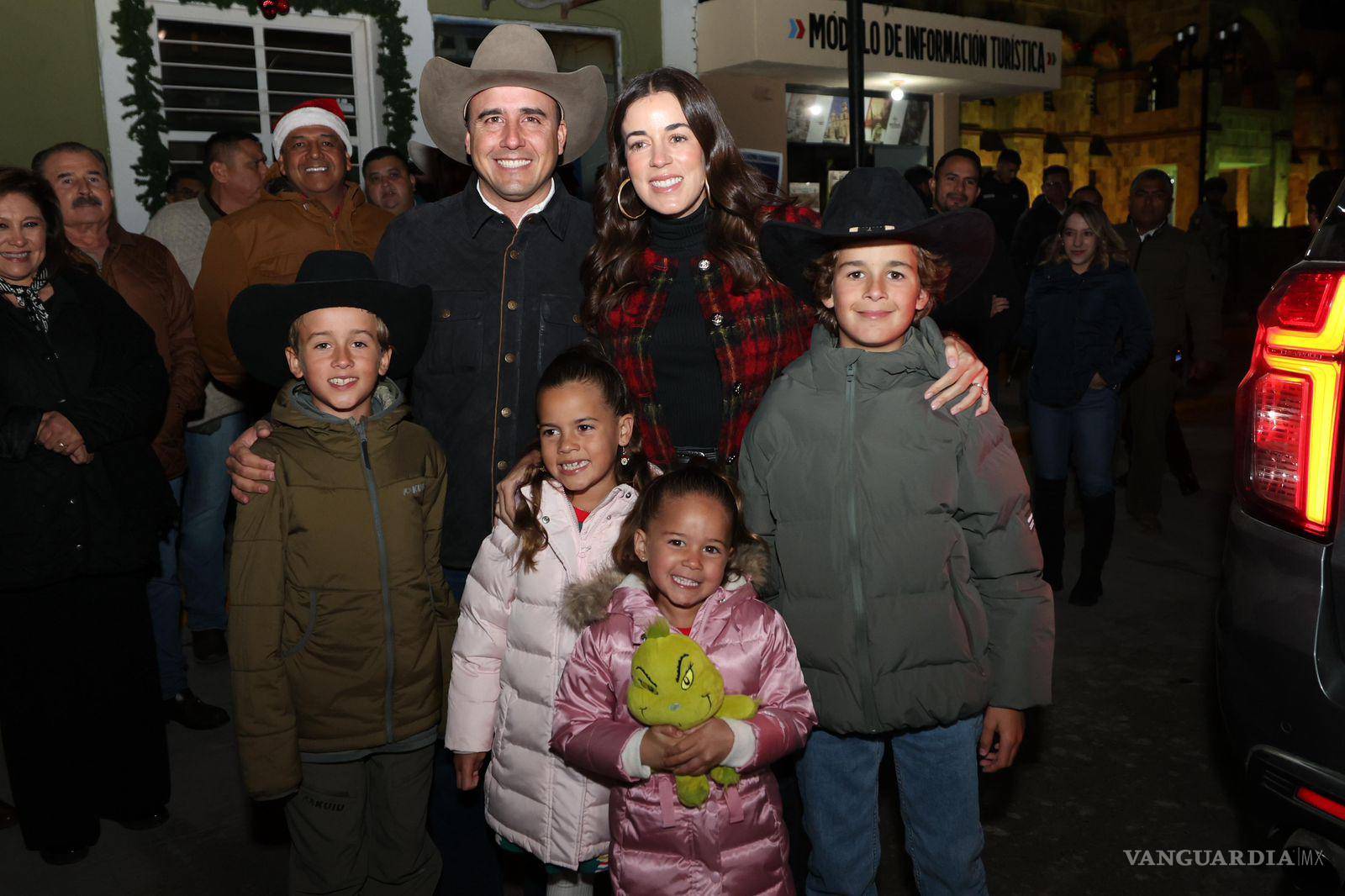 $!El gobernador Manolo Jiménez destacó el trabajo de su esposa Paola Rodríguez, quien coordina el exitoso proyecto Villamagia desde sus inicios.