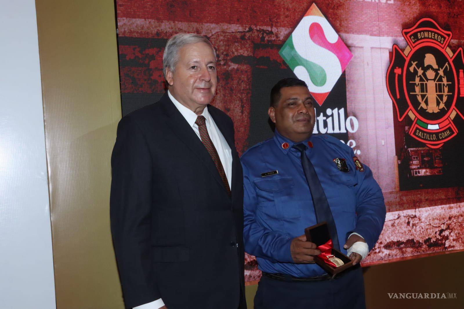 $!Arturo Muñiz recibe el Galardón Tláloc durante un desayuno en el salón del norte de la ciudad, en reconocimiento a su destacada trayectoria en el servicio.