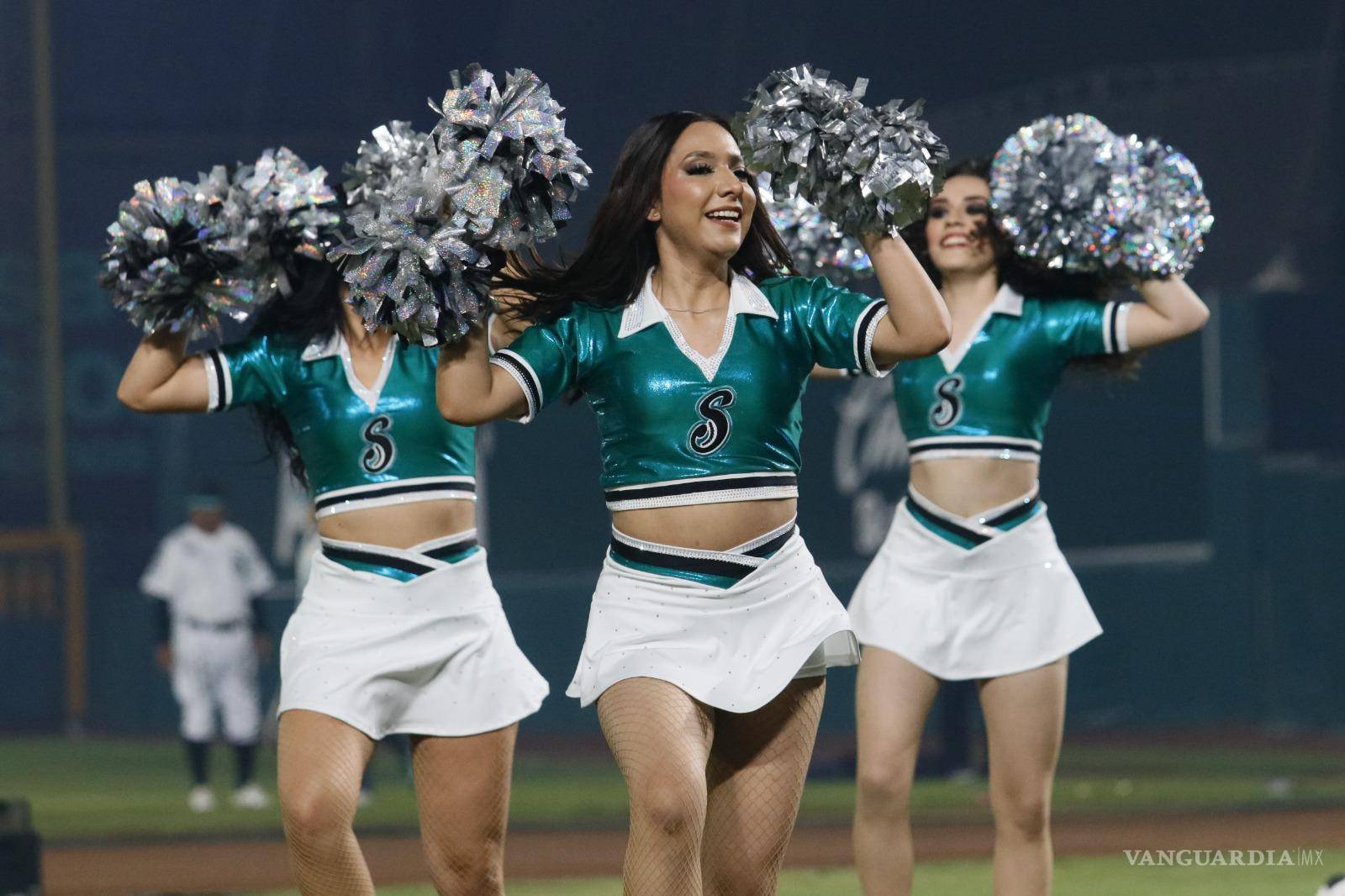 $!La Porra Verde se hizo presente en la cancha del Madero desde antes que ingresaran las novenas.