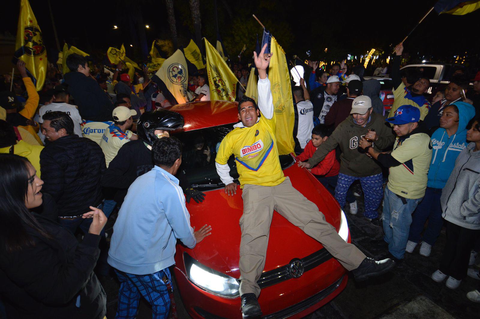 $!ionados de todas las edades y géneros, se dieron cita en las calles aledañas de la Alameda, levantando las banderas con el escudo americanista.