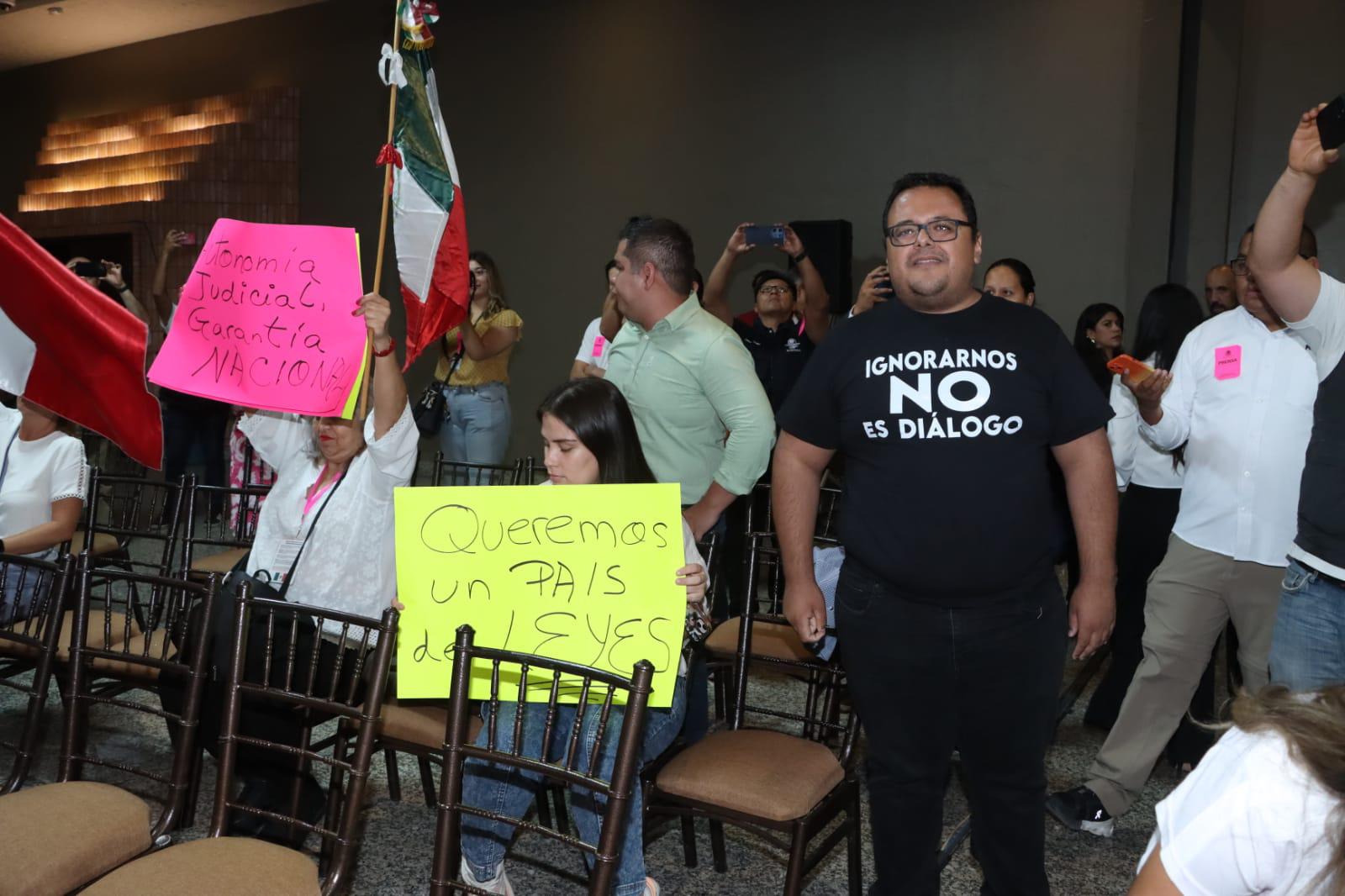 $!Trabajadores del Poder Judicial de Coahuila, Nuevo León y Zacatecas protestan en Saltillo durante el Diálogo Nacional por la Reforma Judicial.