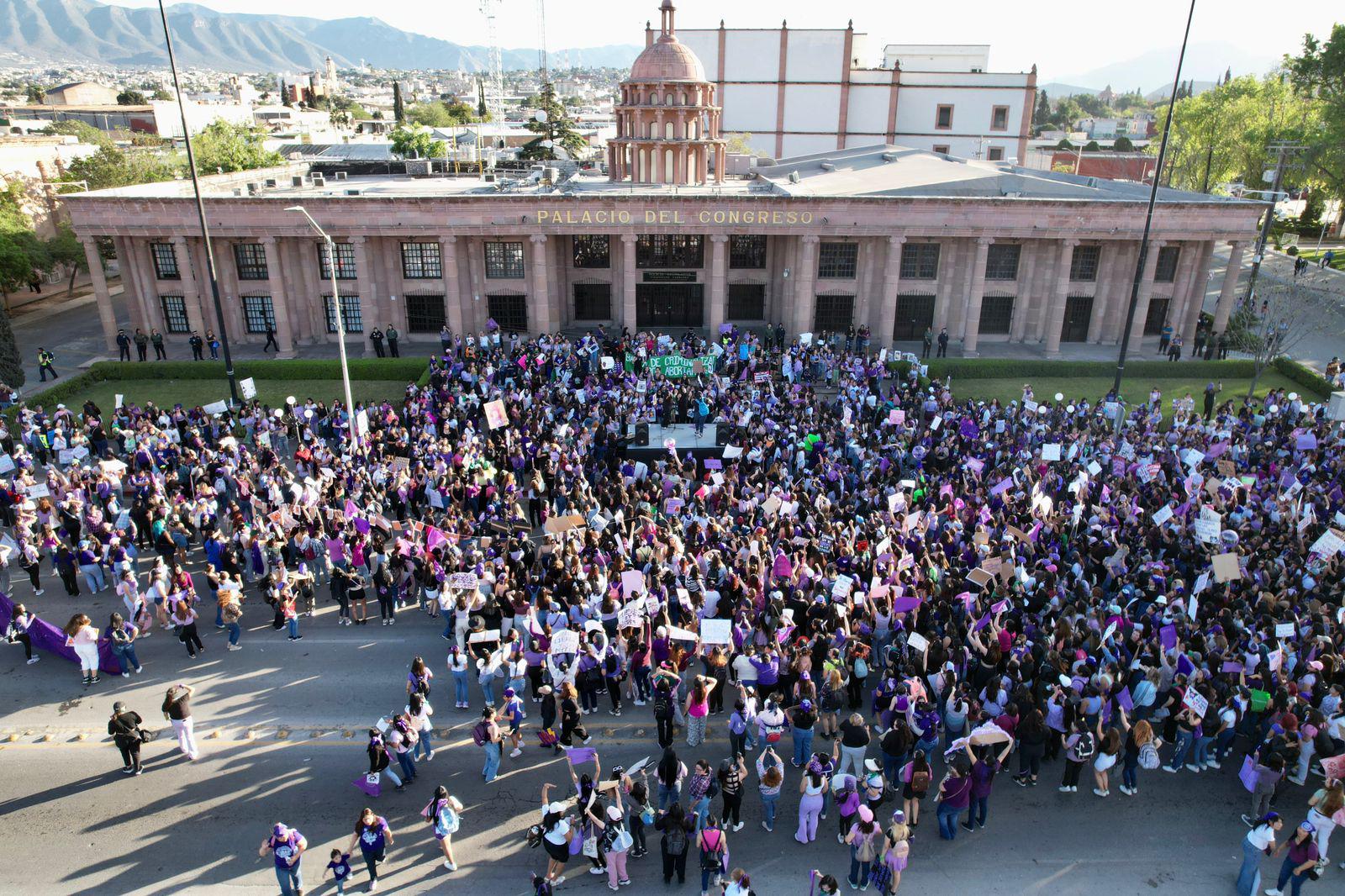 $!Cientos de mujeres gritaron al unísono: “¡Justicia!”, frente al Palacio del Congreso.