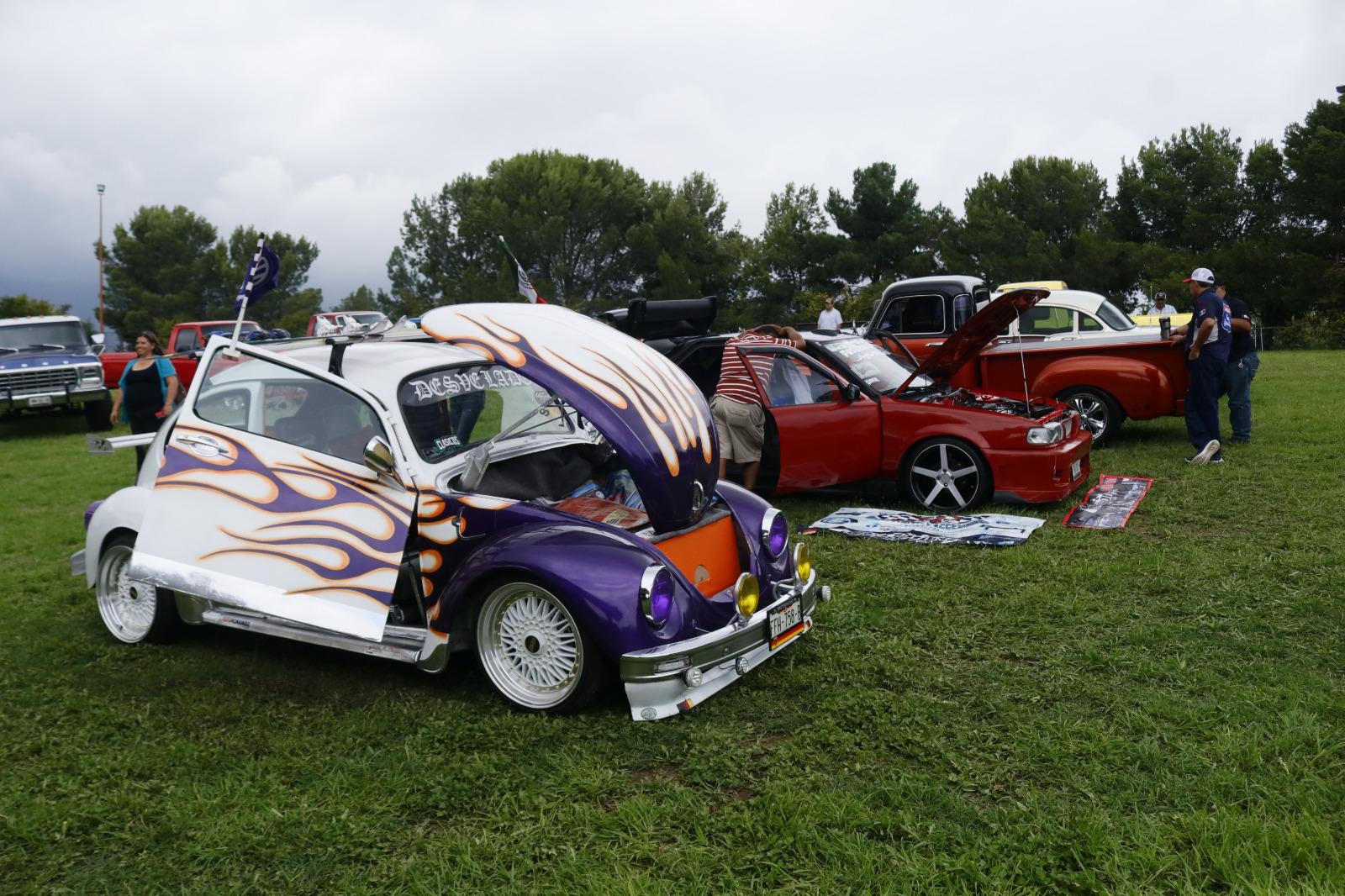 $!Familias disfrutaron de la Expo Clásicos, explorando entre los diferentes autos y compartiendo su pasión por los clásicos.