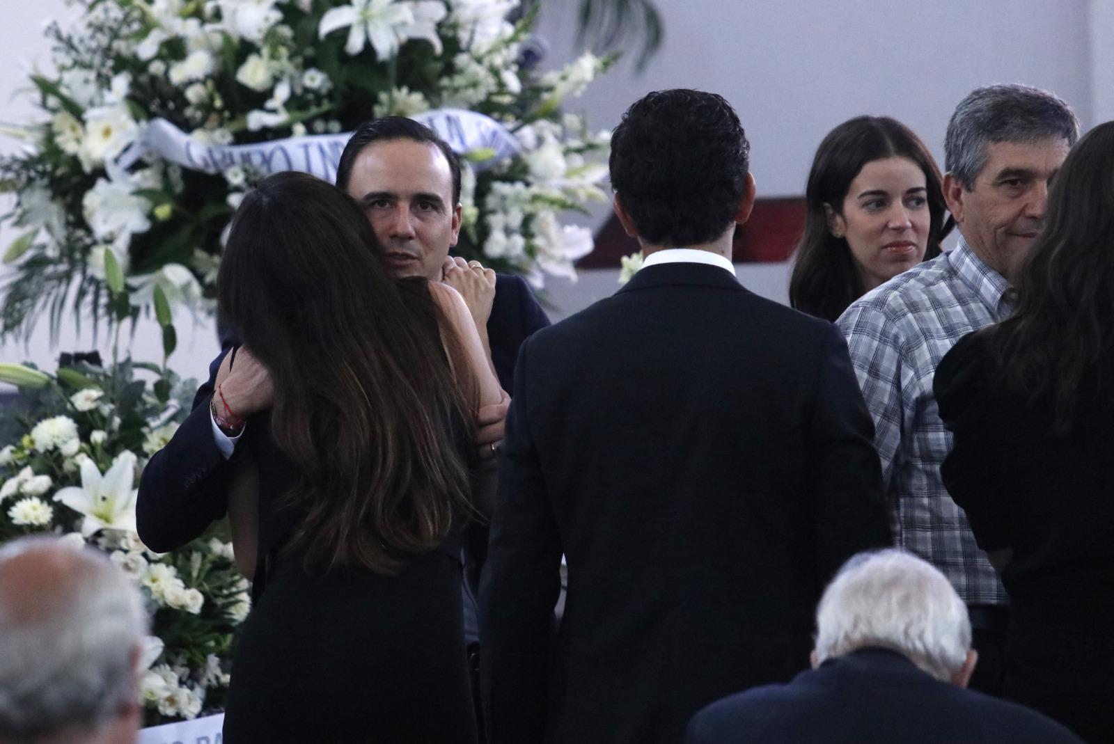 $!Al funeral también acudieron políticos de la localidad, como el gobernador electo, Manolo Jiménez.