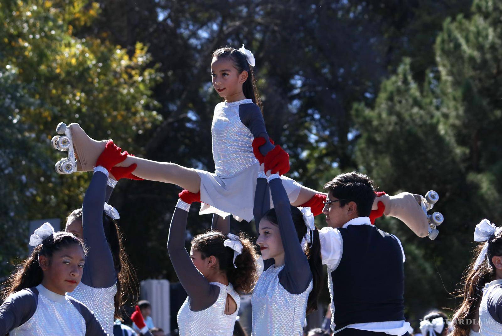 $!Dieciséis escuelas de educación secundaria se unieron al desfile, destacando el compromiso de la juventud en recordar este importante suceso político.