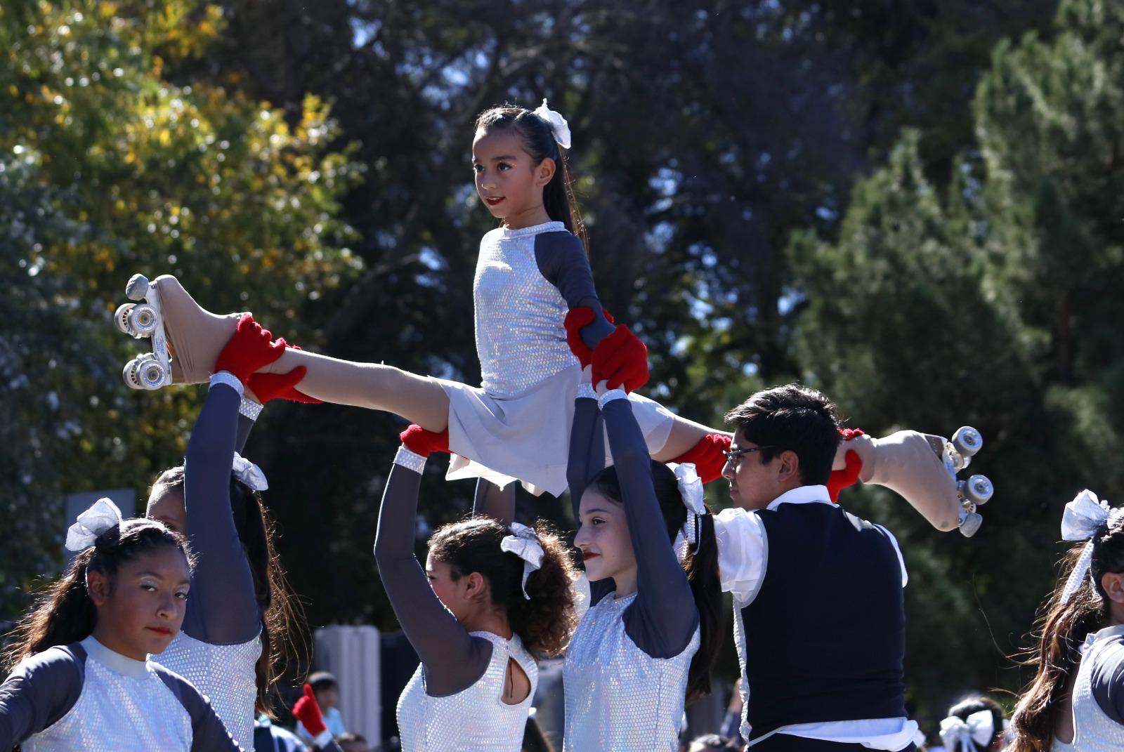 $!Dieciséis escuelas de educación secundaria se unieron al desfile, destacando el compromiso de la juventud en recordar este importante suceso político.