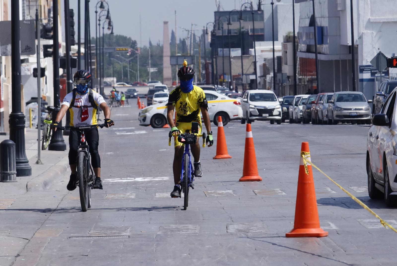 $!Ciclistas recorren la ciclovía temporal instalada en la calle Allende durante la Semana Europea de la Movilidad.