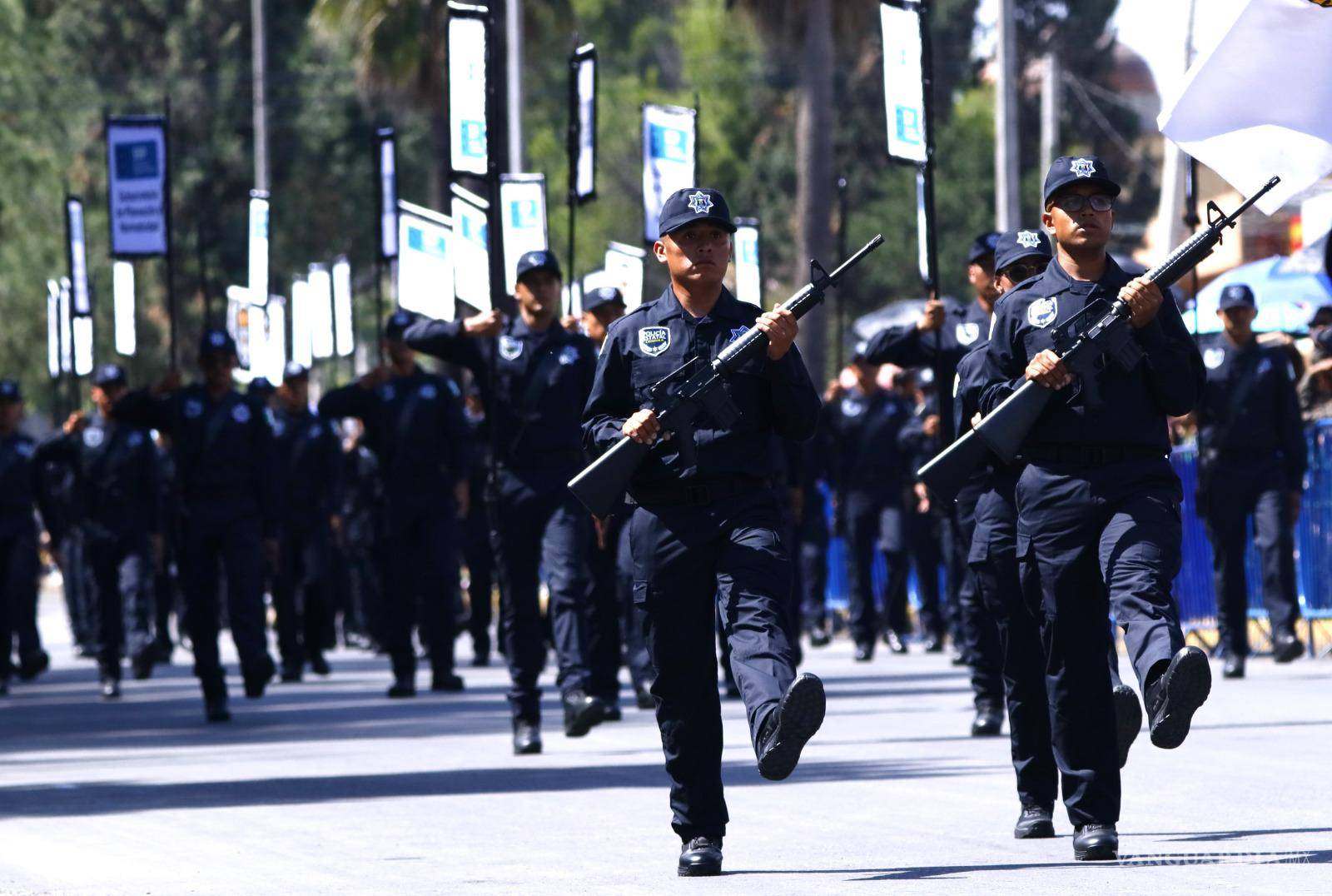 $!La Policía Vial y el equipo K9 de Saltillo realizan demostraciones durante el desfile conmemorativo de la Independencia.