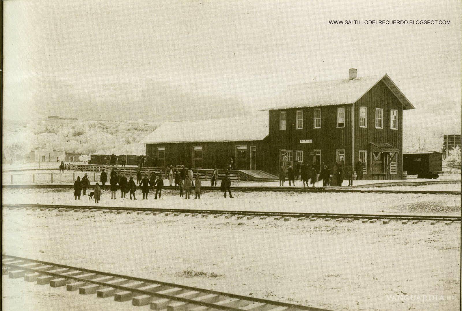 $!Vemos la antigua estación del ferrocarril. La primera locomotora llegó a Saltillo en 1883. Entonces el servicio iba hasta Nuevo Laredo. A la Ciudad de México llegó en 1889. Esta foto, sin embargo, es de 1887. Hoy, la calle frente a esa estación es Francisco Coss. al fondo están la Sierra de Zapalinamé y más cercan, la arboleda de San Lorenzo.