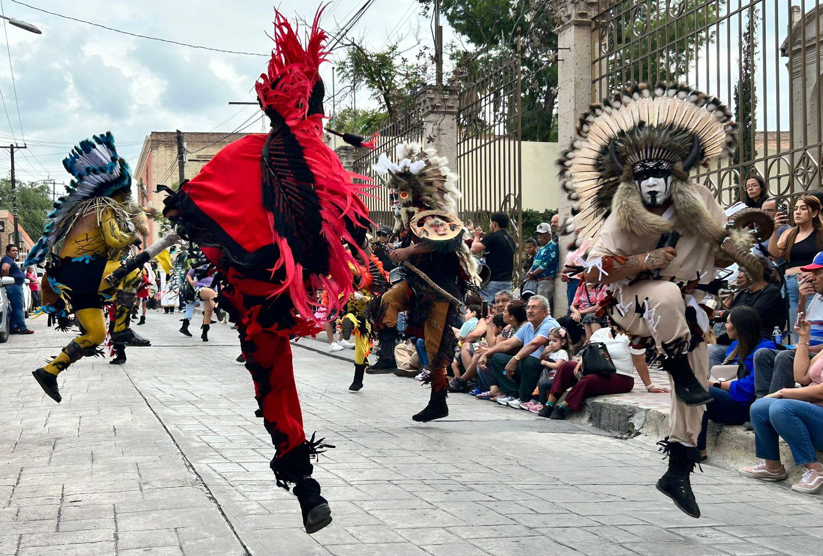 $!Destreza, habilidad y devoción se conjugan en las danzas lipan apache, un reflejo vibrante de su rica herencia cultural.