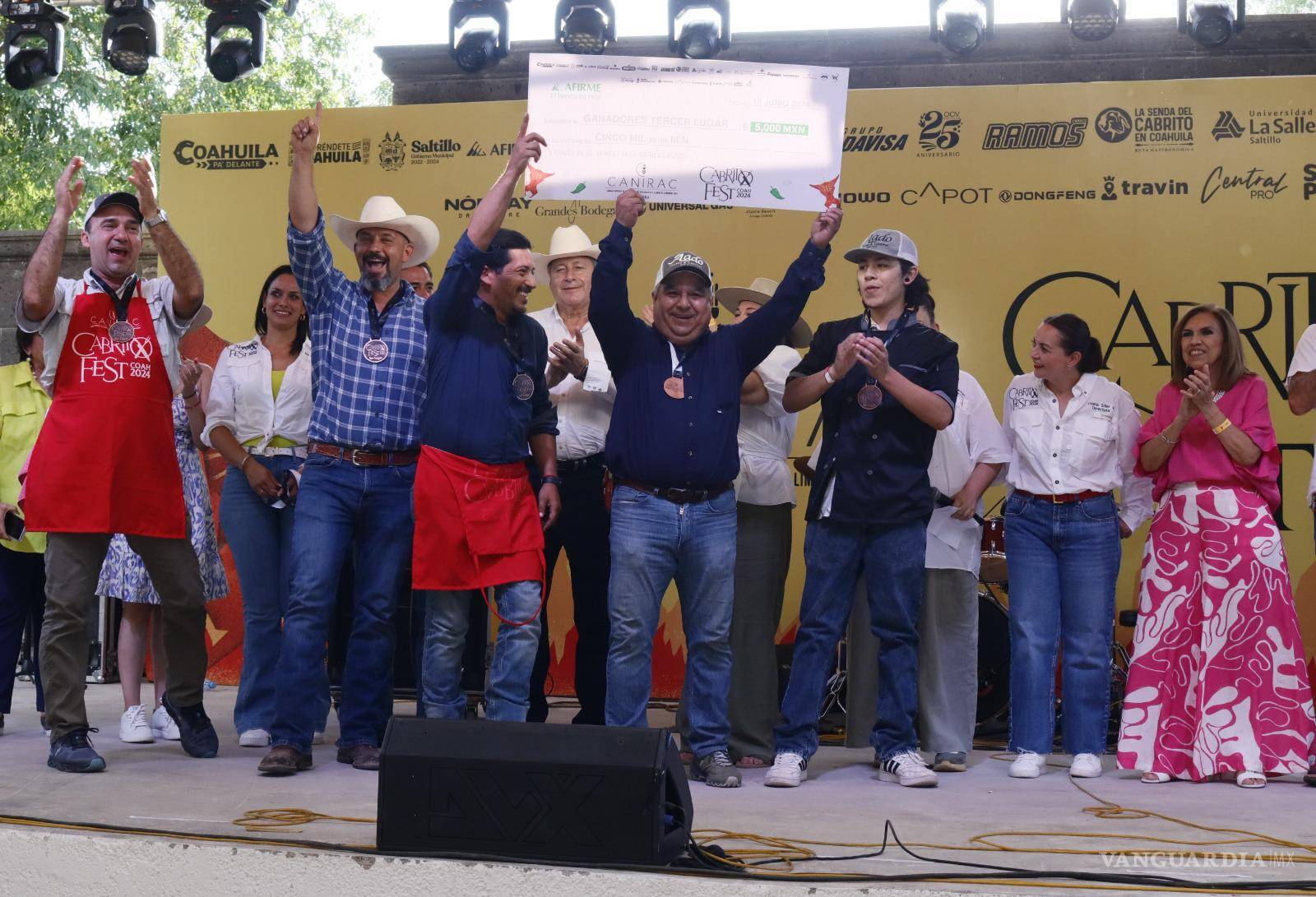 $!Los ganadores celebraron desde el escenario.