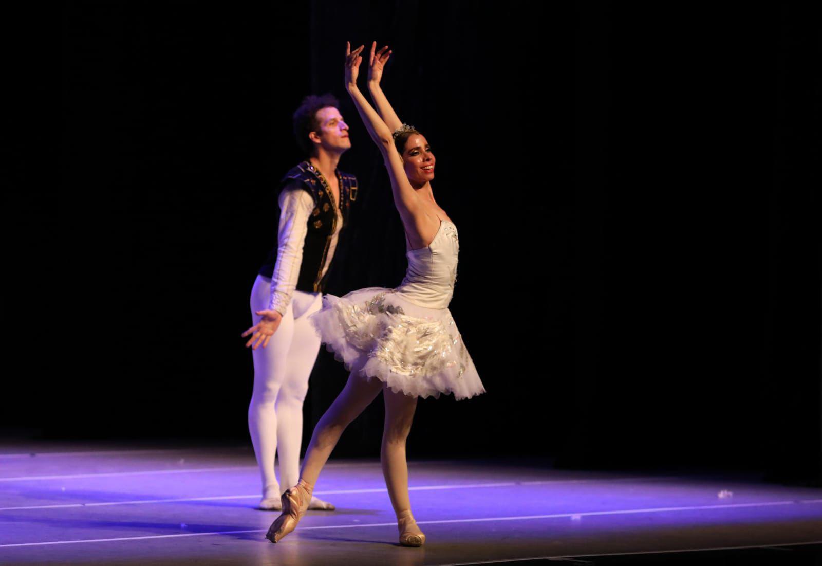 $!La bailarina Ana Elisa Mena, junto a invitados de la Compañía Nacional de Danza, ofrecieron una inolvidable presentación de “El Lago de los Cisnes”.