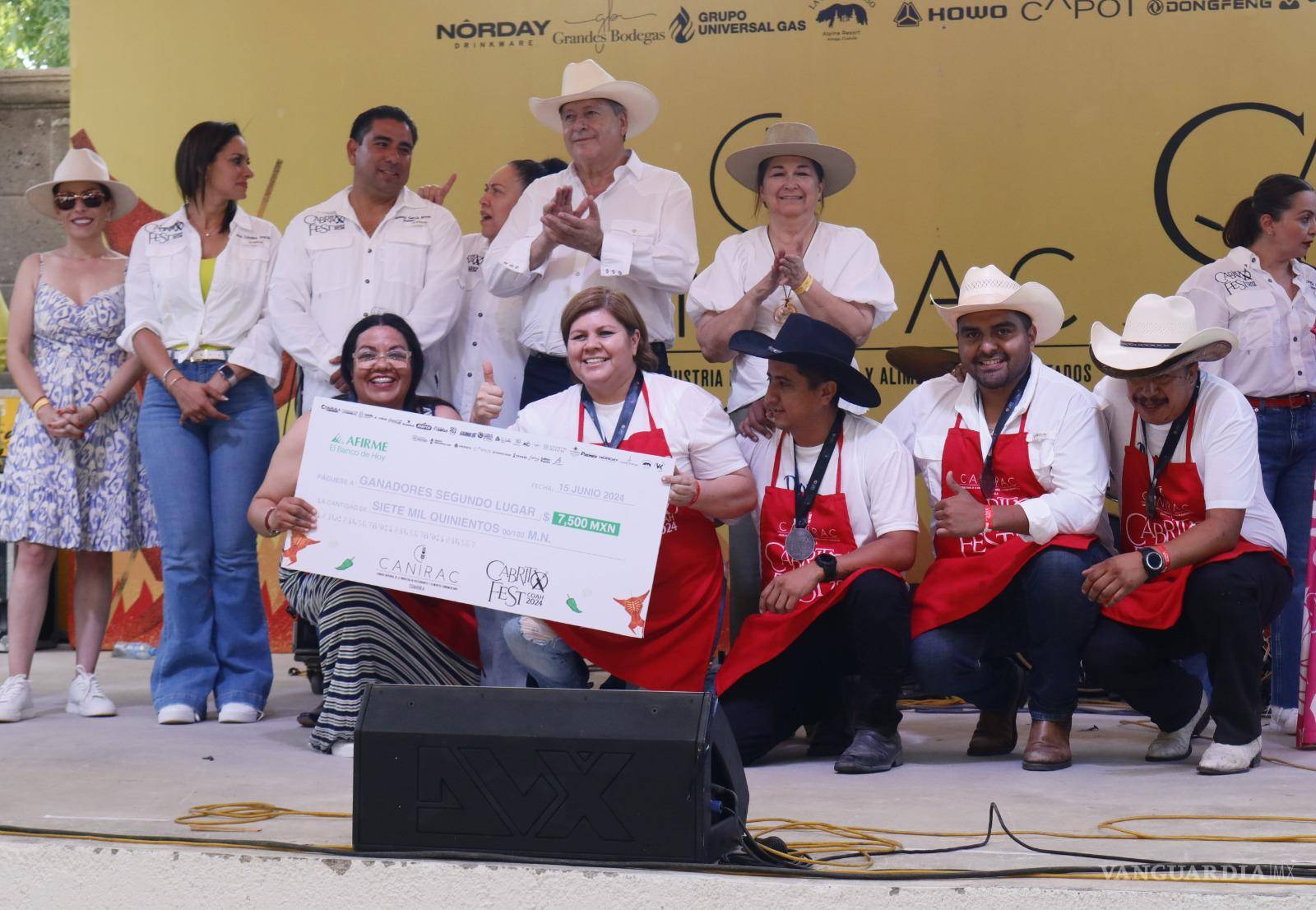 $!La camaradería y sana competencia no evitó que se celebrara a los ganadores.