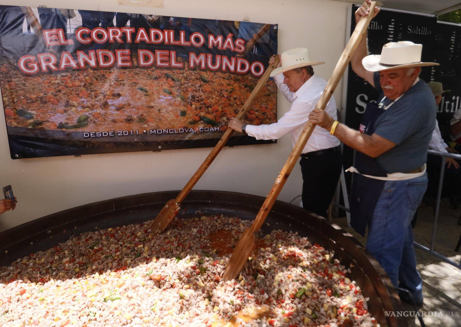 $!El cortadillo más grande del mundo fue de lo que más llamó la atención a los asistentes.