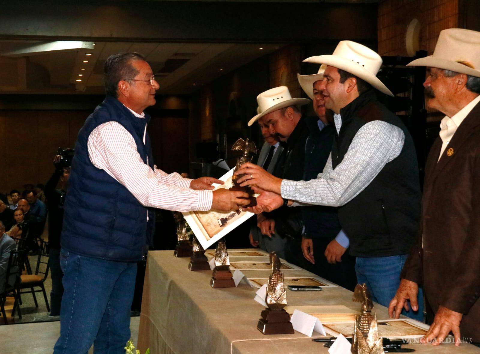 $!Autoridades del Consejo Agropecuario y Ambiental de Coahuila resaltaron que el reconocimiento honra la excelencia y el legado de quienes han fortalecido el sector agropecuario.