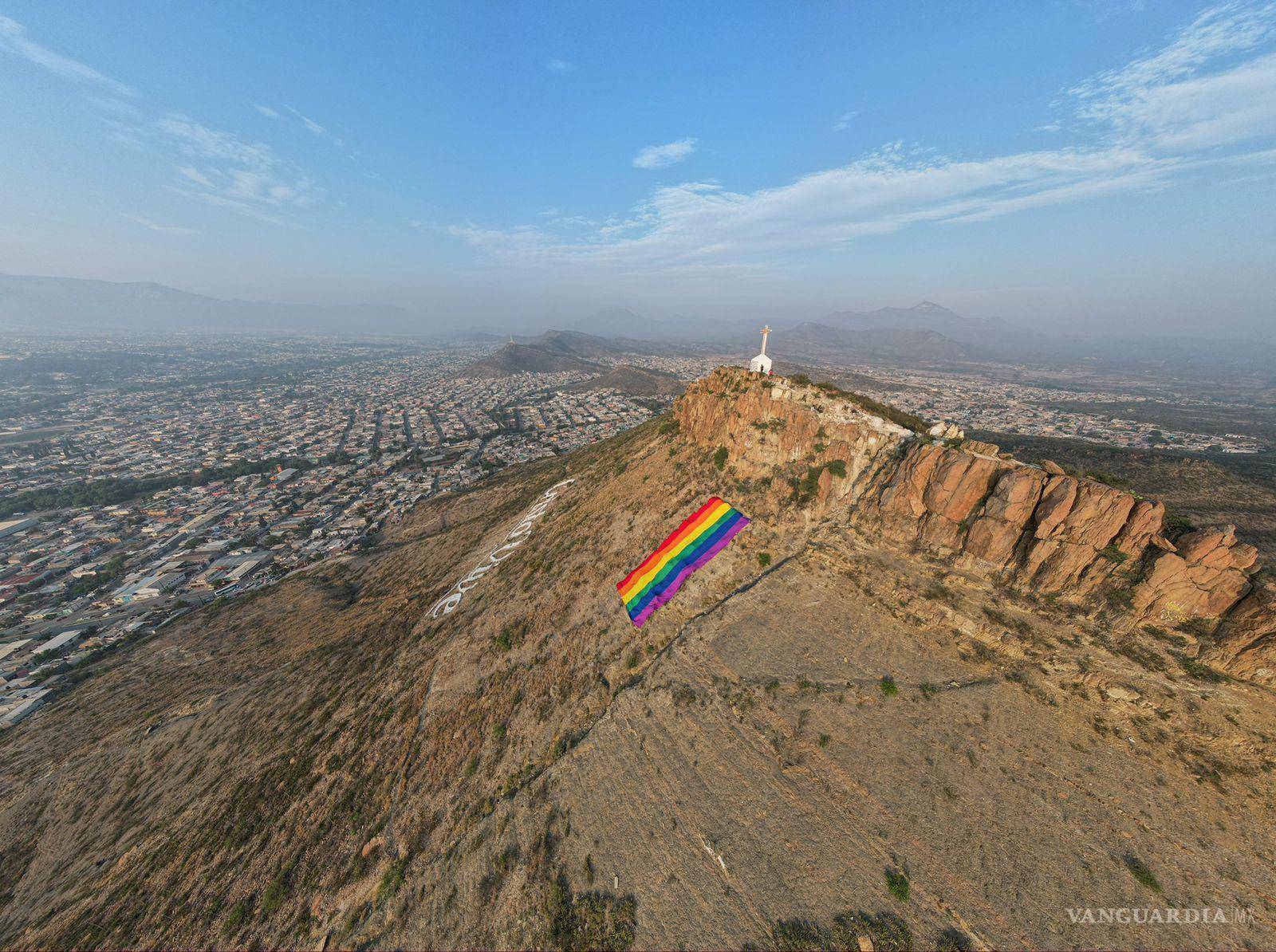 $!La bandera del arcoíris en la cima del Cerro del Pueblo, símbolo de la diversidad en Saltillo.