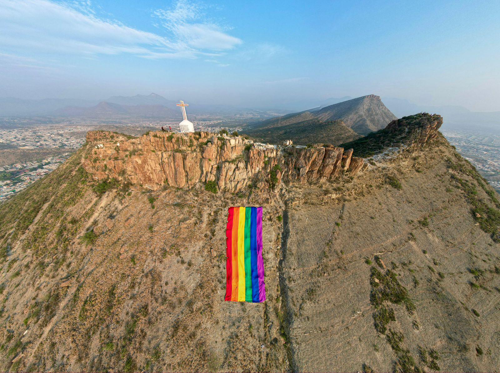 $!El Cerro del Pueblo con la nueva bandera LGBTTTIQ+, destacando su cara norte en apoyo al mes del orgullo.