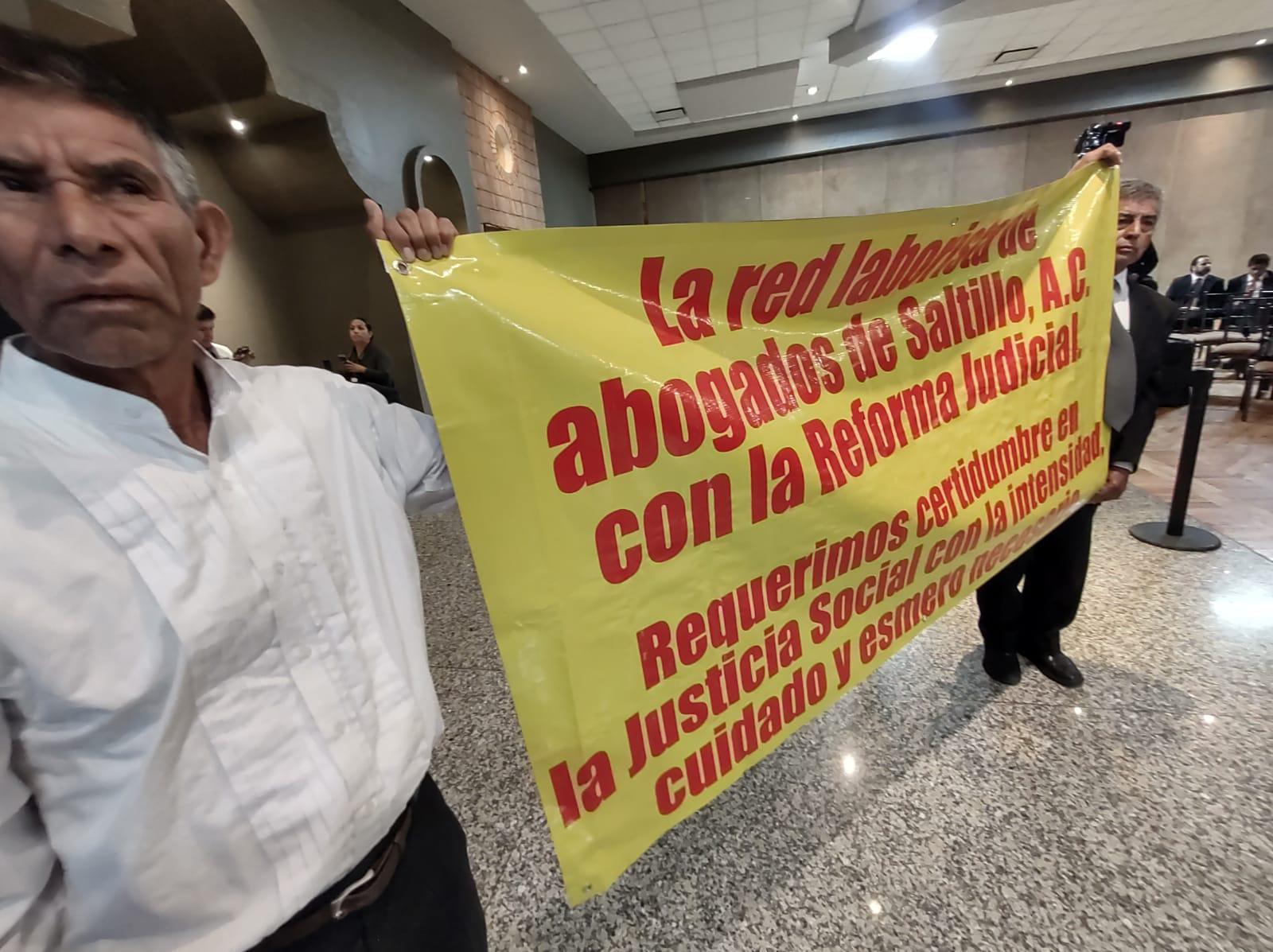 $!Las puertas cerradas del recinto del Diálogo Nacional provocaron la indignación de los manifestantes.