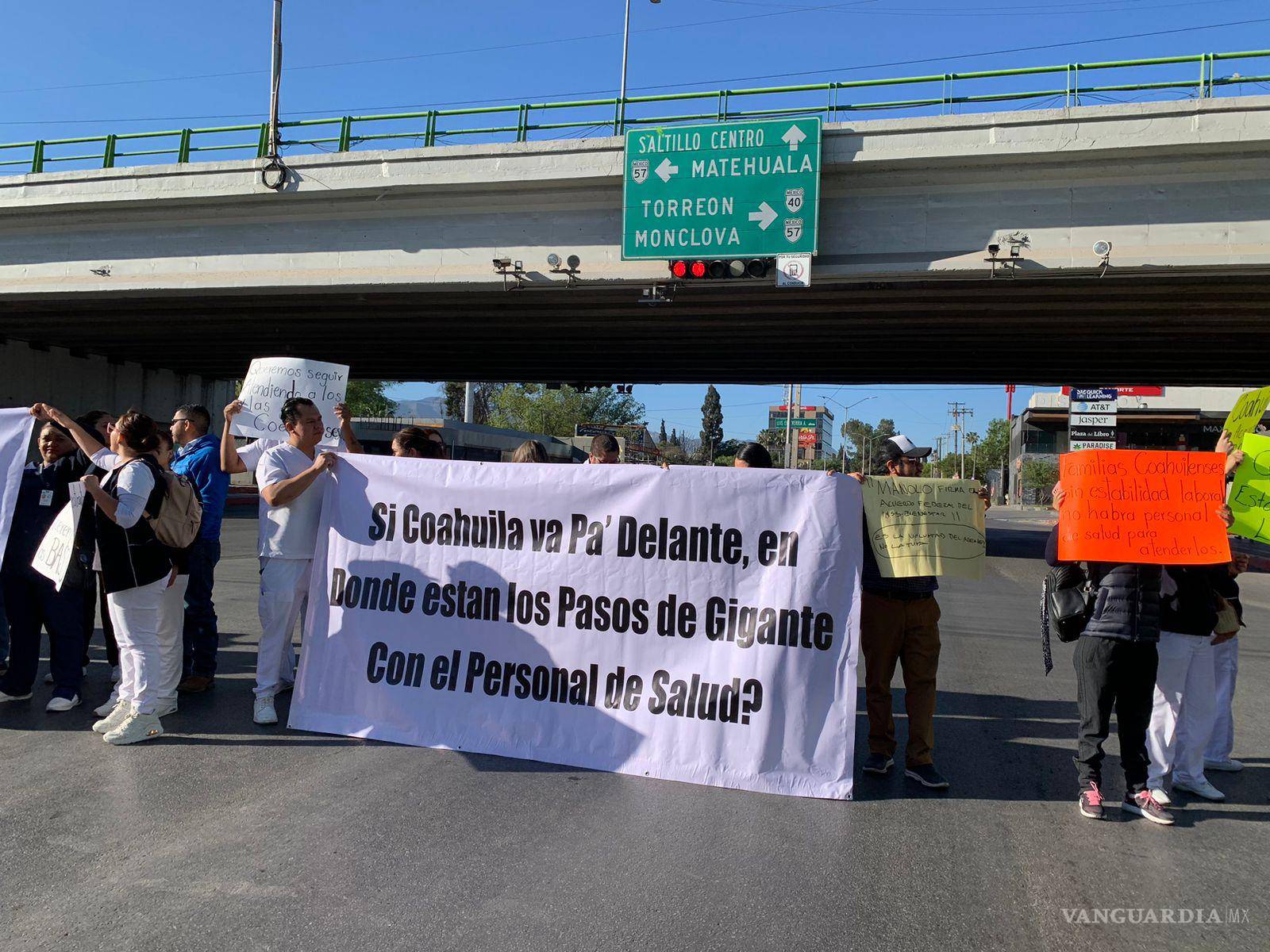 $!Los trabajadores se congregan frente a la delegación del IMSS para exigir soluciones al gobierno de Coahuila.