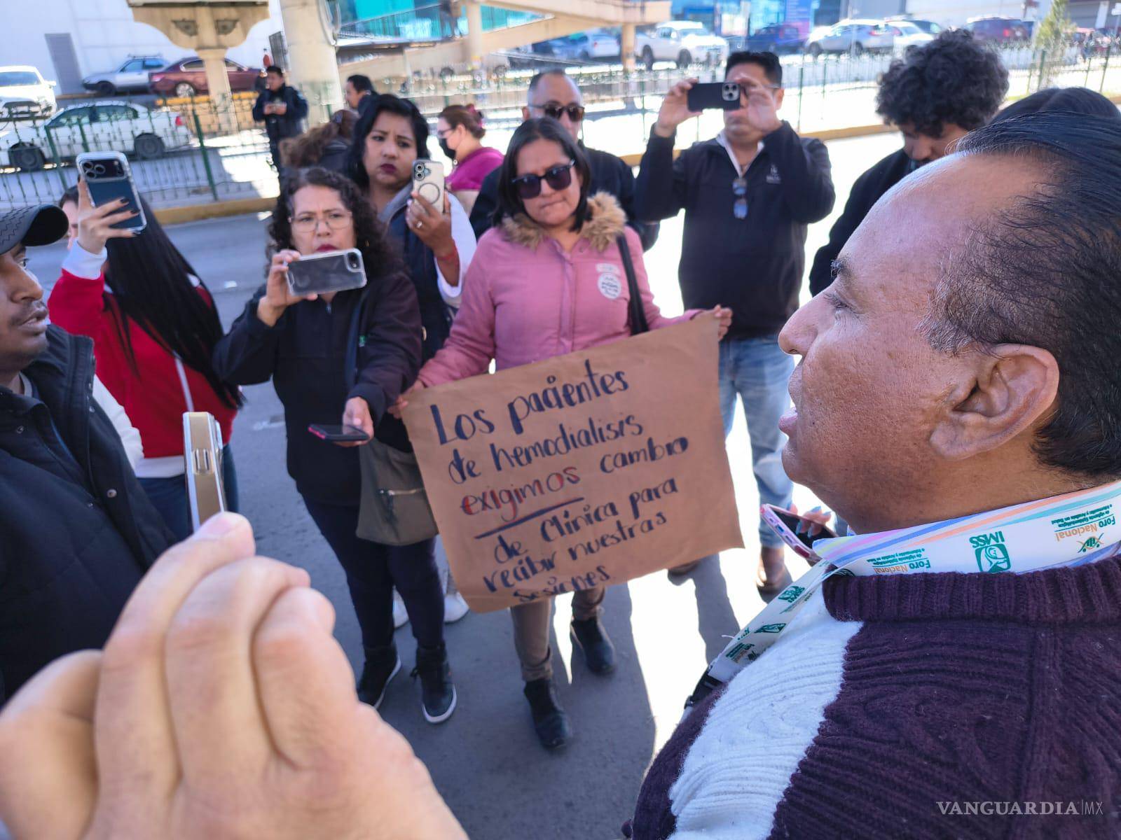 $!La protesta se realizó sobre el bulevar Venustiano Carranza, en el sentido de norte a sur, a la altura del hospital.