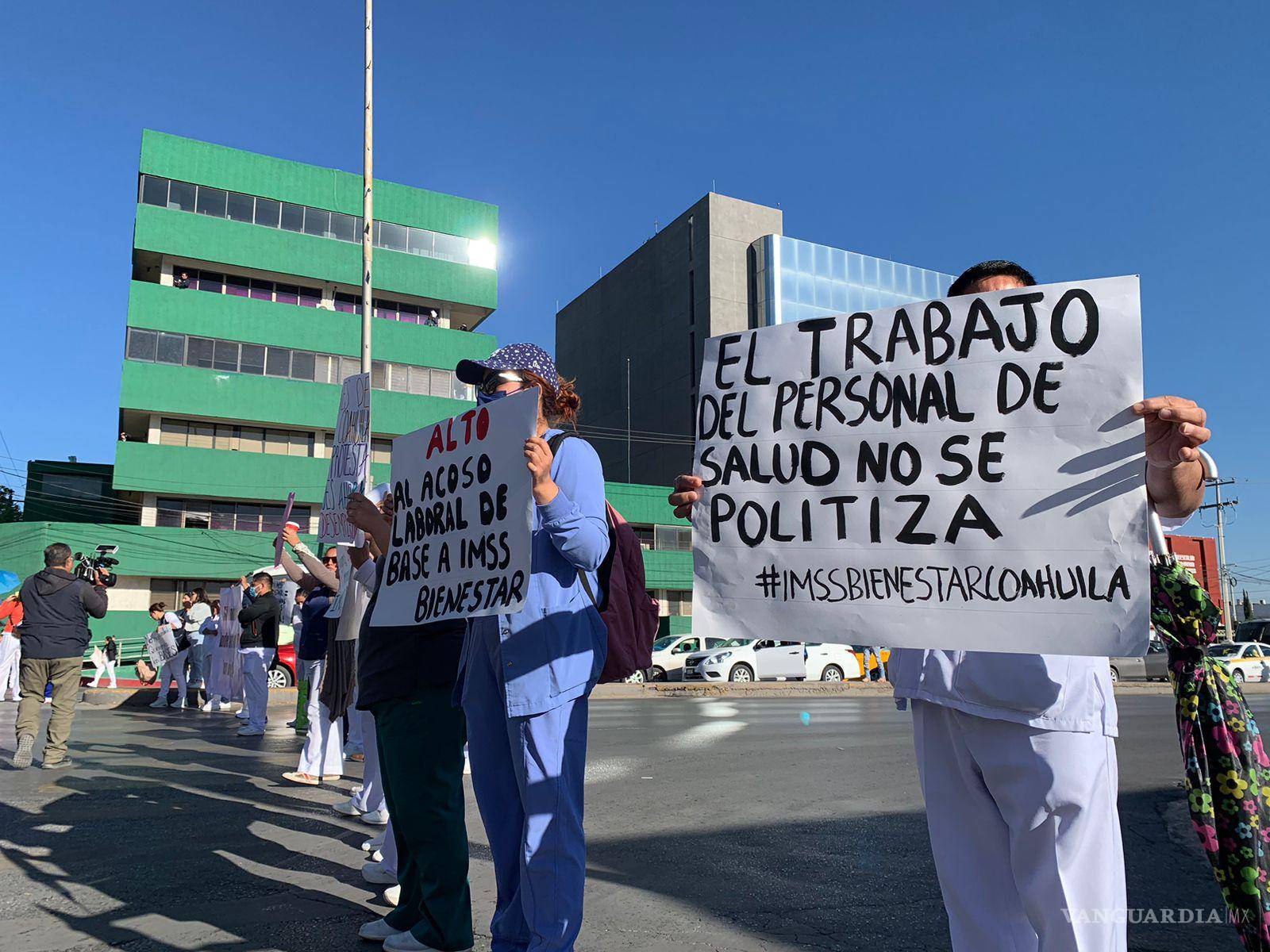 $!Con pancartas los trabajadores buscan la atención de las autoridades.