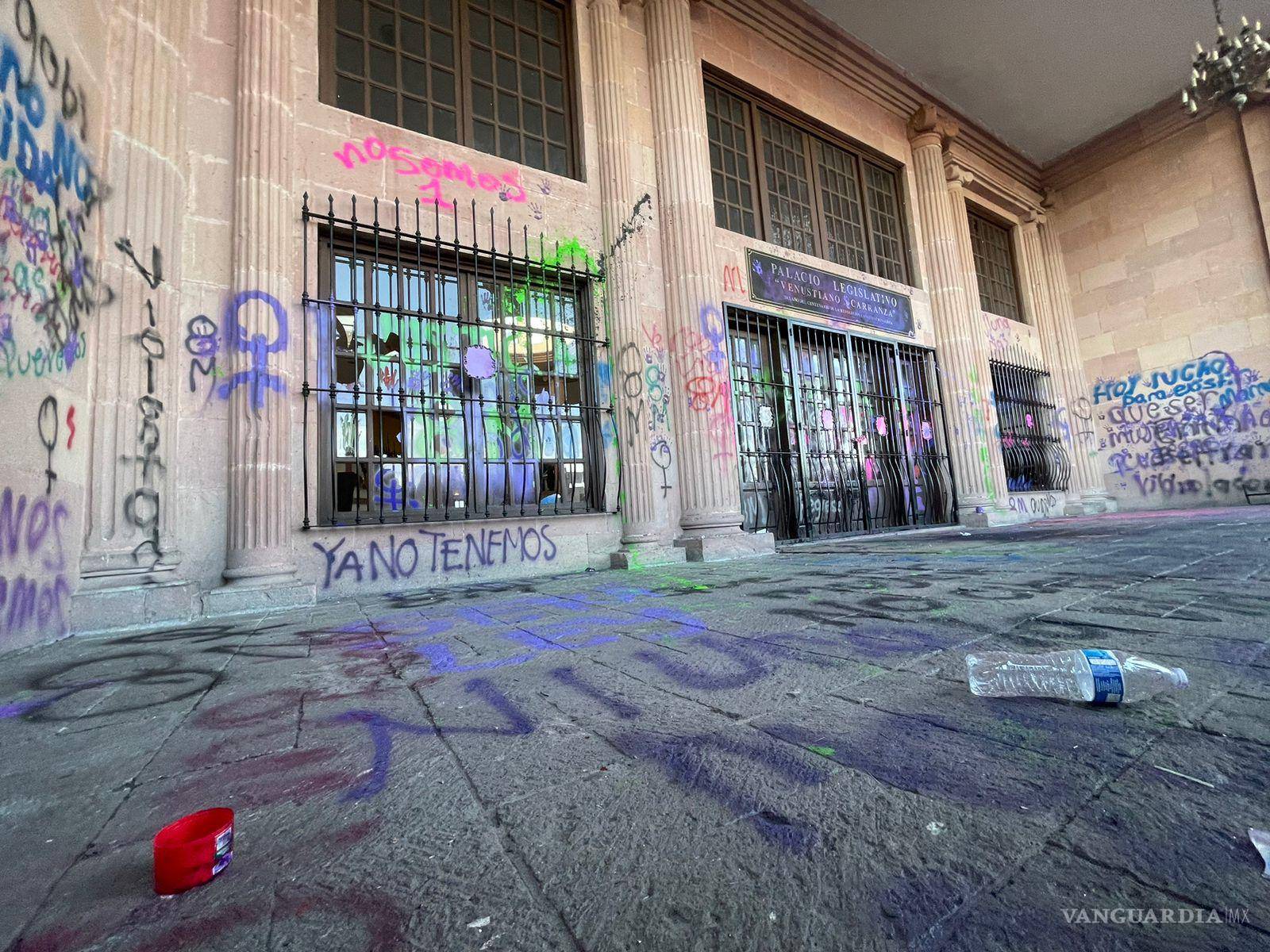 $!La indignación y coraje quedó plasmada de las mujeres quedó plasmada en la fachada del Palacio del Congreso.