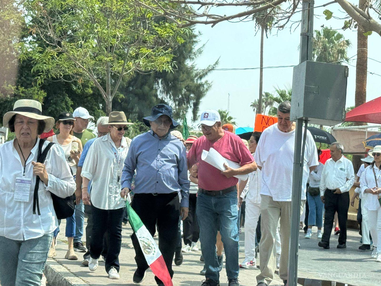 $!Manifestantes en Torreón marchan desde la sede distrital del INE hasta la Plaza Mayor, en rechazo a las elecciones judiciales.