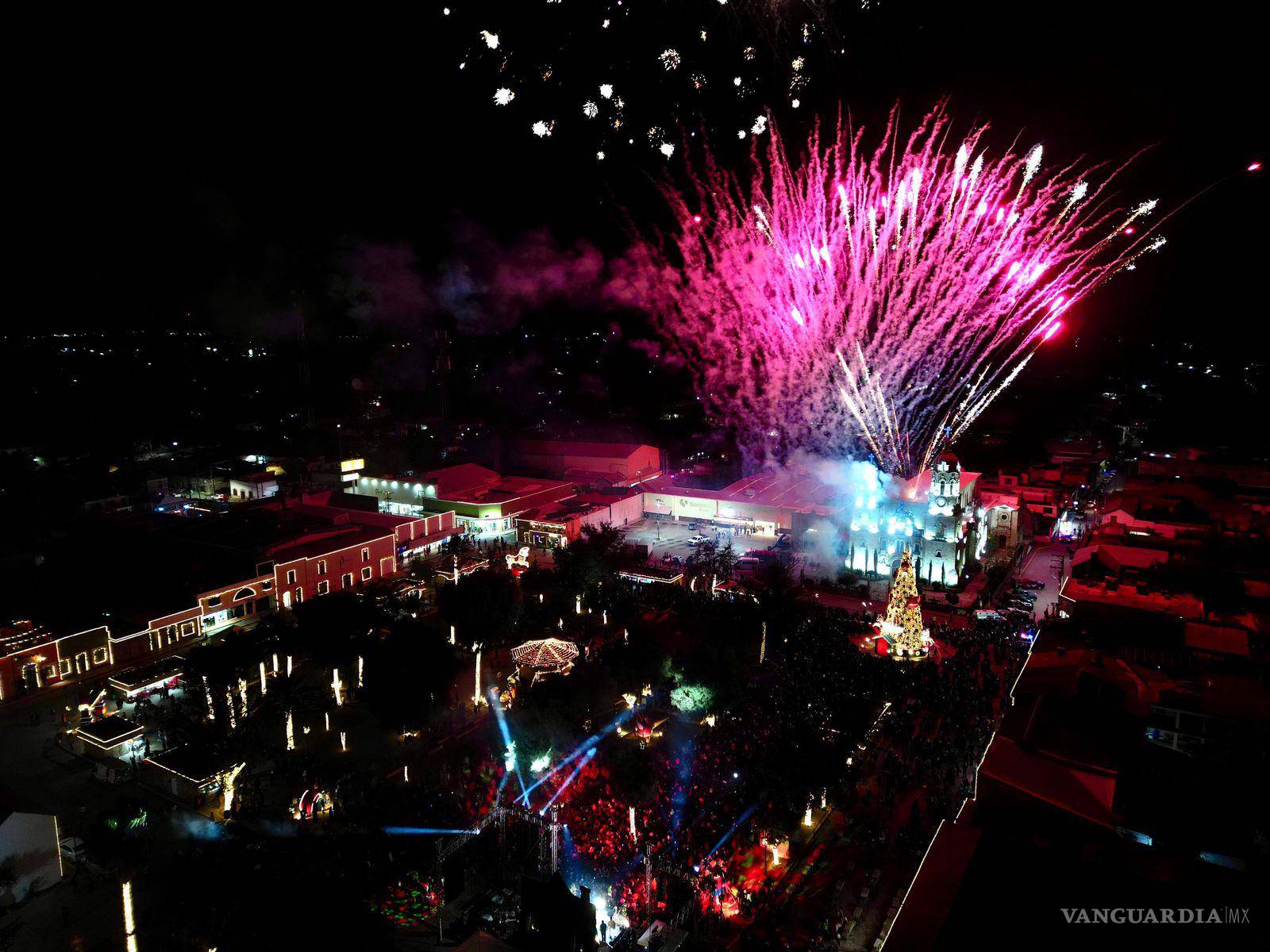 $!El espectáculo de luces dio el toque final a la inauguración de Villamagia, un evento lleno de magia y esperanza para las familias coahuilenses.