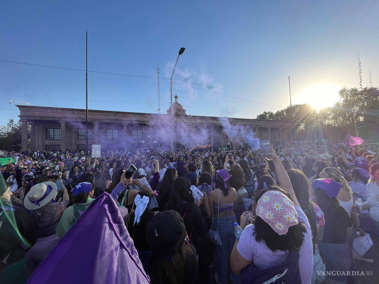 $!Mujeres marcharon con la esperanza de un futuro en el que sus hijas puedan crecer sin miedo y vivir en un entorno libre de violencia.