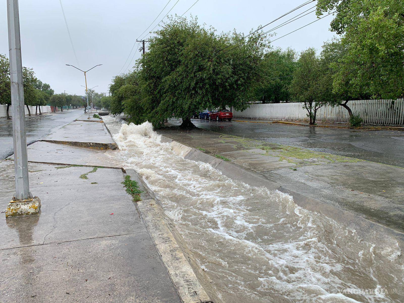 $!Un vecino de Paseo de la Reforma mencionó que “la lluvia no ha parado y las calles están completamente anegadas”.