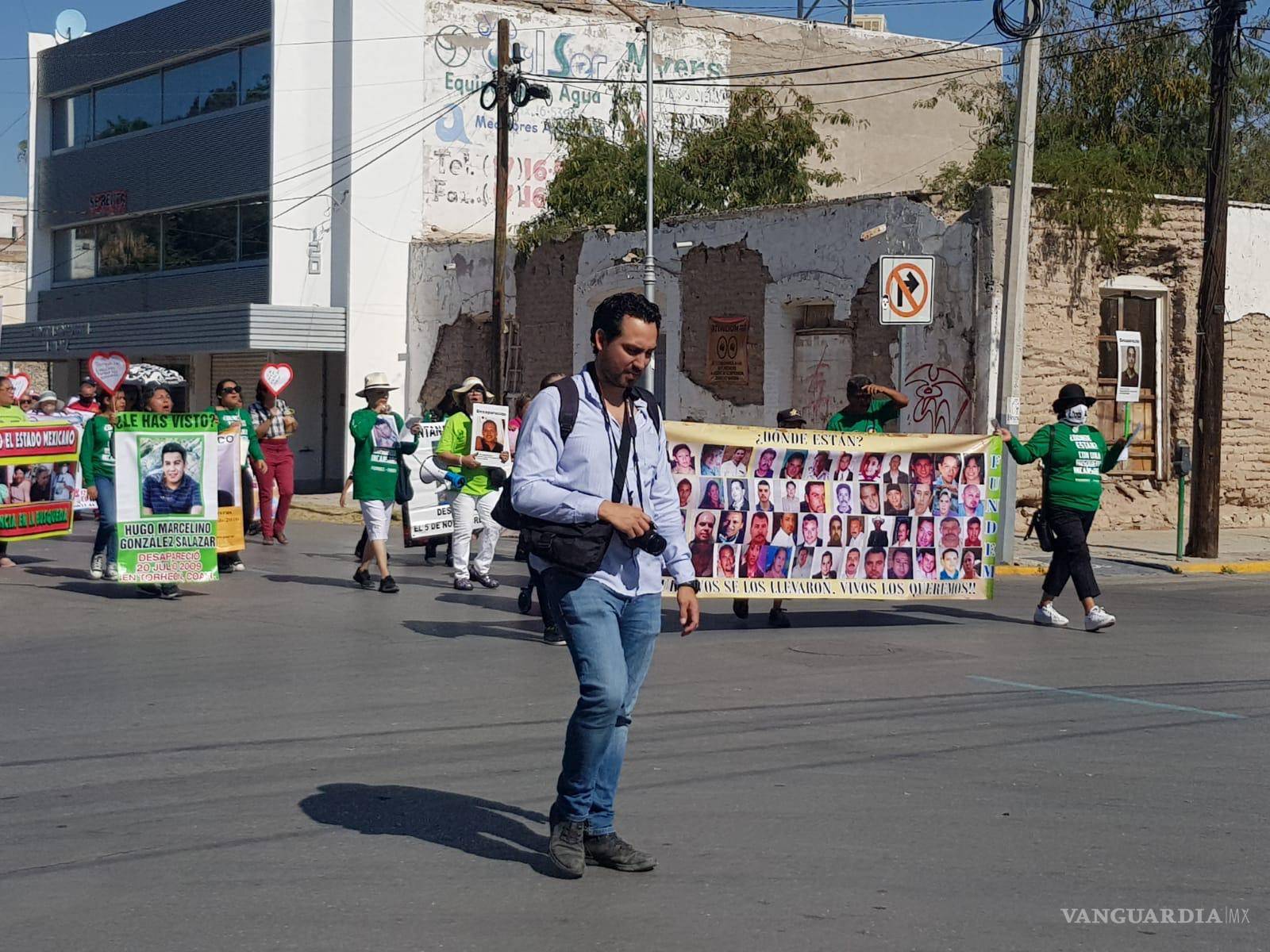 $!Francisco Rodríguez camina durante una marcha de familias buscadoras en Torreón, mientras documenta historias de desaparición y tortura en Coahuila.
