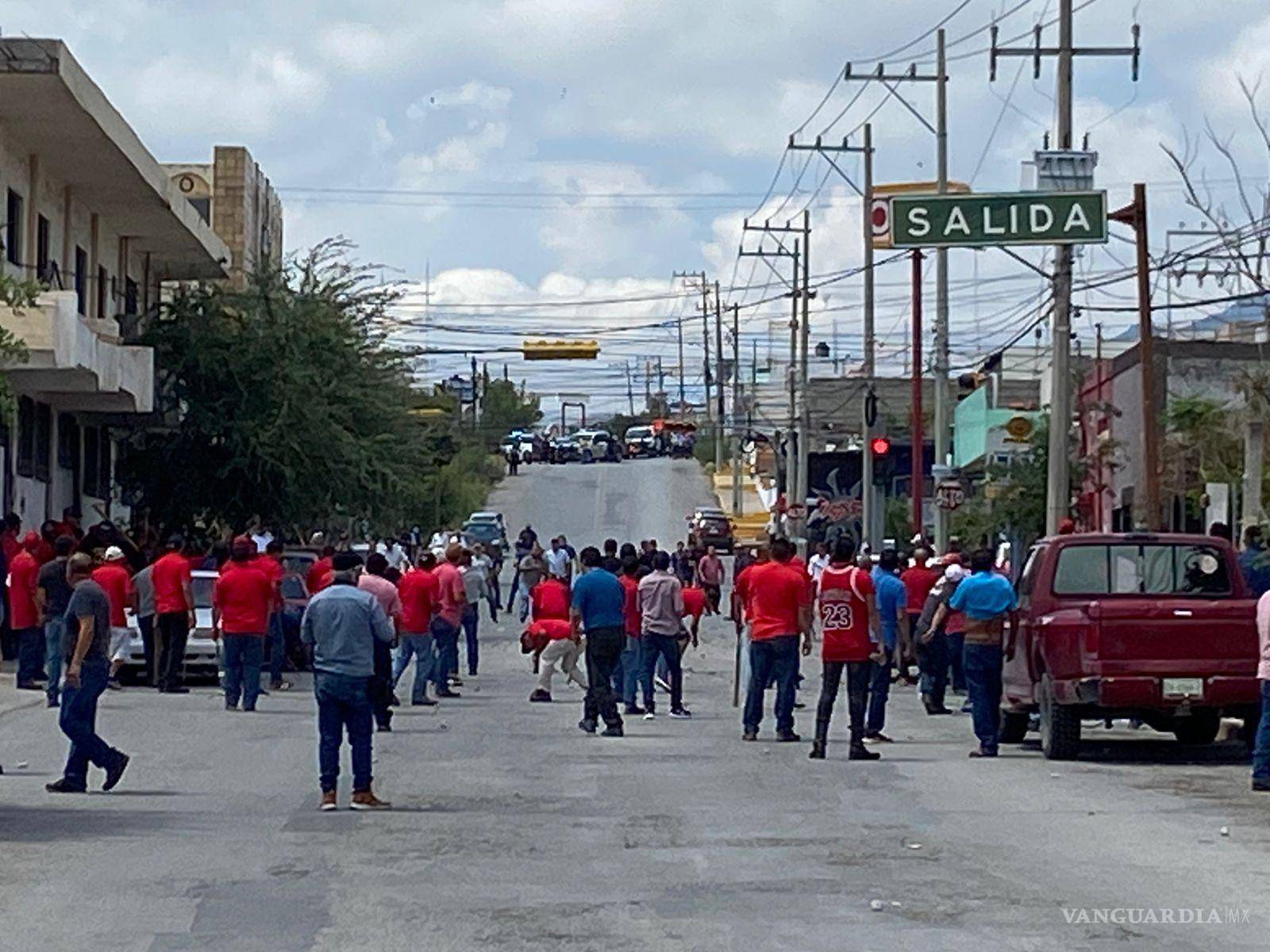 $!Con palos y piedras se enfrentaron los grupos antagónicos.