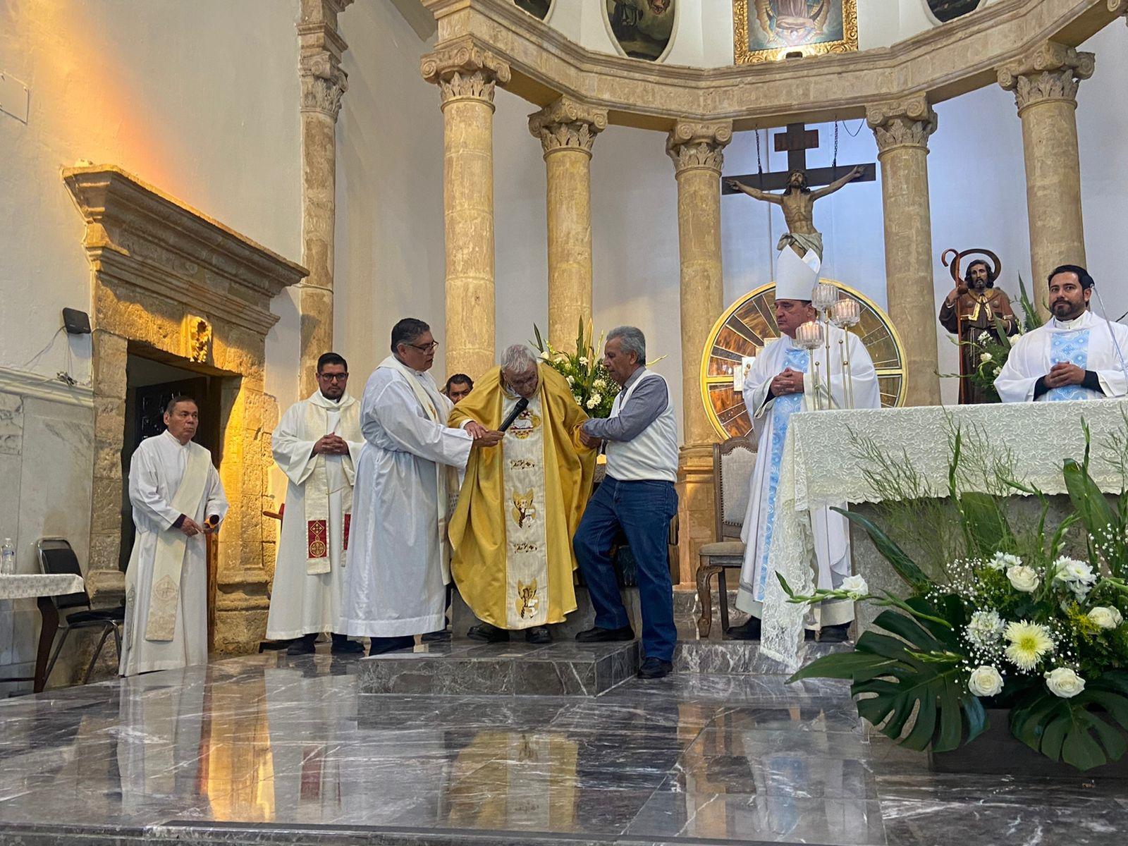 $!El padre Almaraz de la Rosa ayer regresó a dar misa en la iglesia de sus amores; el Obispo de Saltillo lo acompañó.
