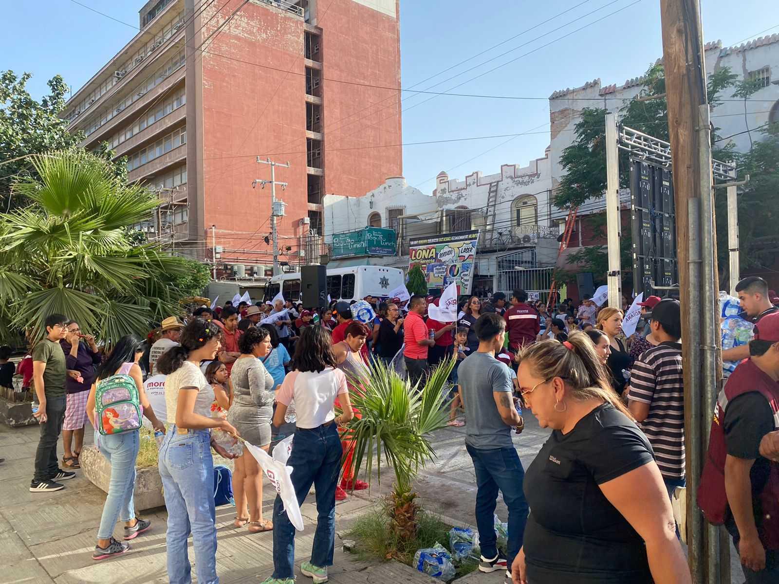 $!Una hora antes de iniciar el encuentro, militantes de Morena se congregaron a las afueras del lugar, portando banderas de su partido.