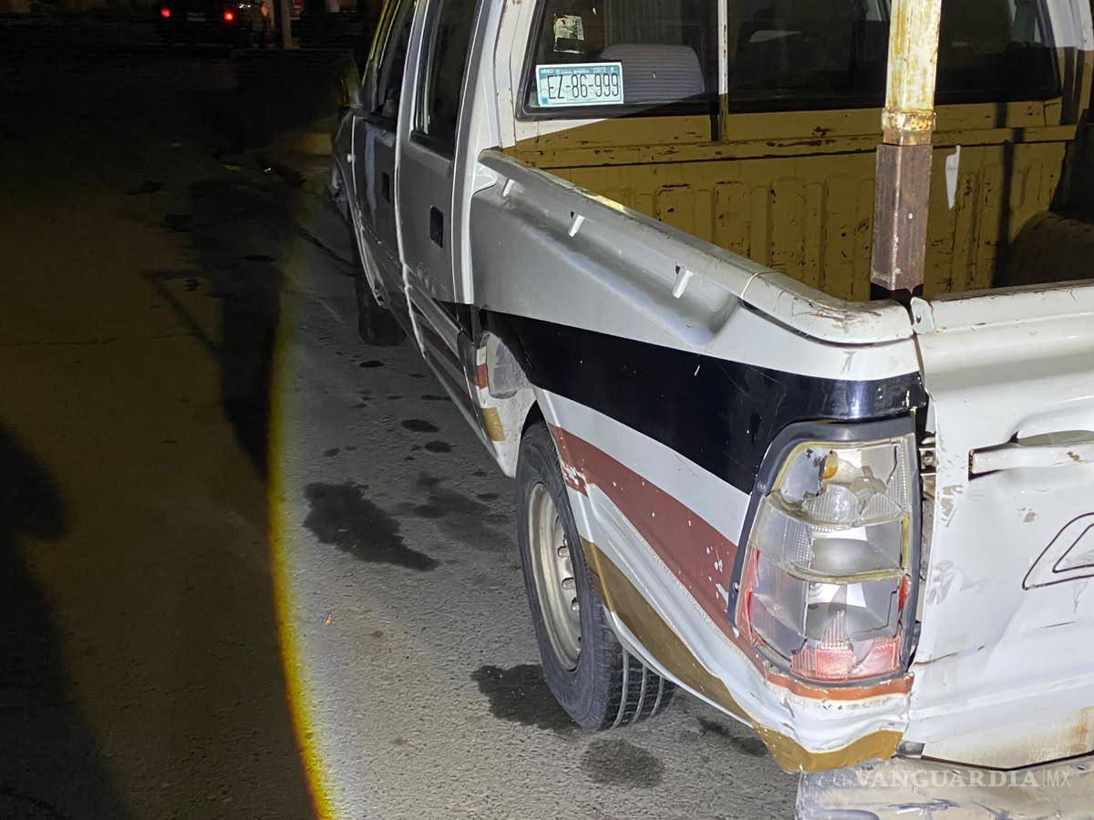 $!El vehículo, conducido por un hombre de la tercera edad, comenzó a retroceder sin control aproximadamente 80 metros tras apagarse el motor en plena subida, lo que derivó en el choque contra unidades estacionadas.