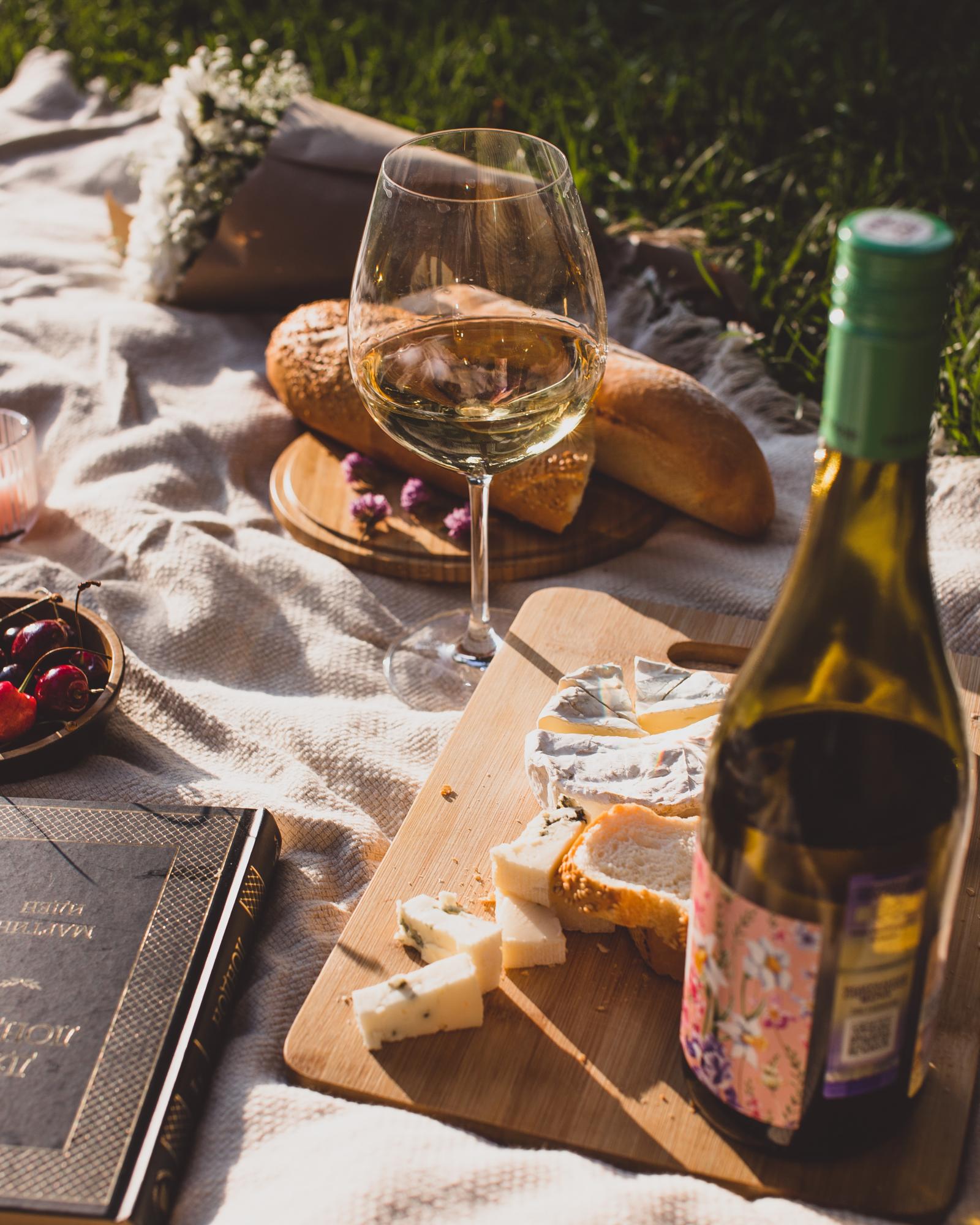 $!La cata de vinos se puede acompañar de otros alimentos como queso o pan.