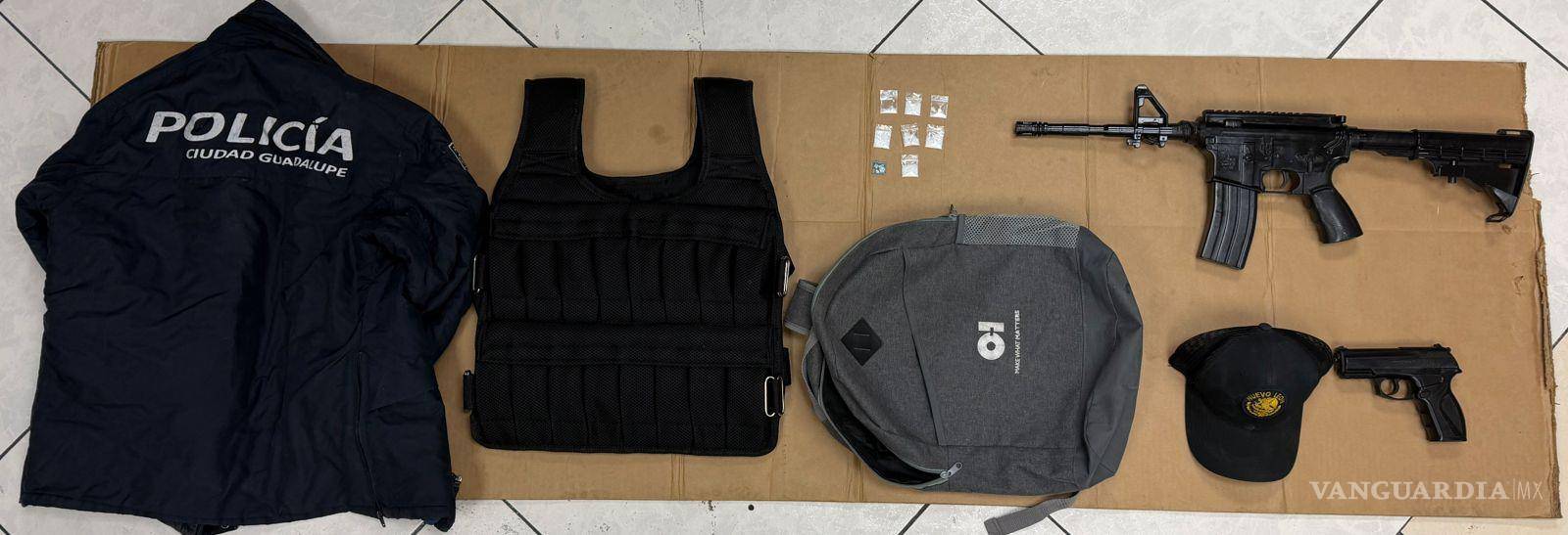 Capturan con droga y armas réplica a hombre que se hacía pasar por policía, en NL