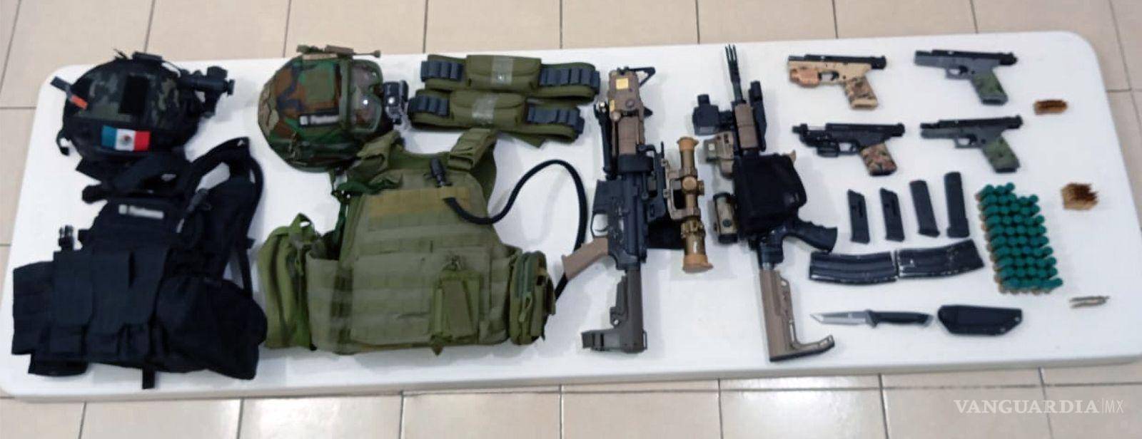 $!Detienen en Atlacomulco a estadounidense con armas y equipo táctico; portaba credencial con leyenda ‘CIA’