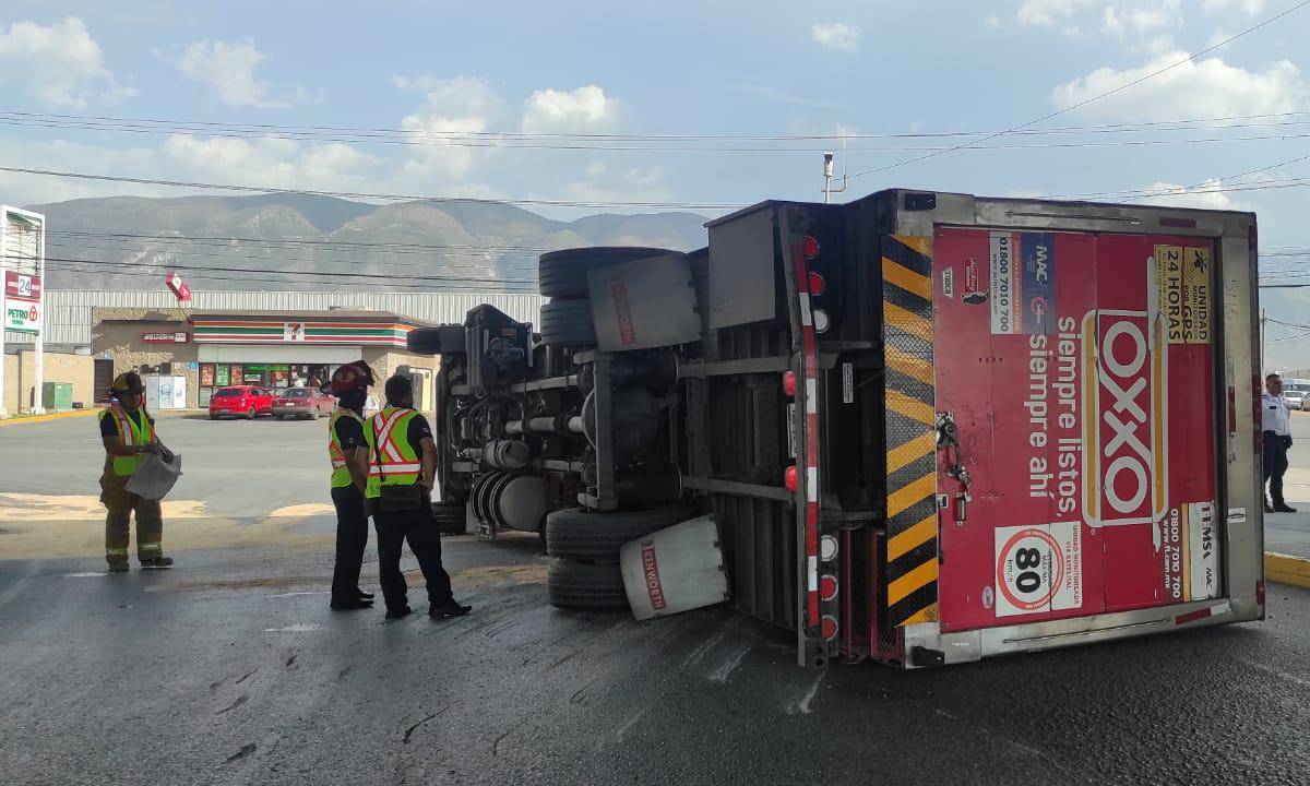 Vuelca camión del Oxxo en Saltillo, por exceso de velocidad