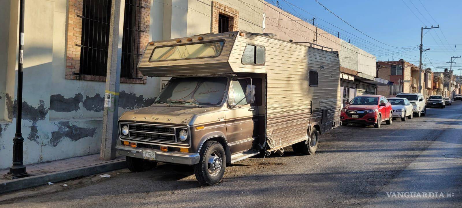 ¿Y los dueños? Retiran vehículo abandonado en Centro de Saltillo después de 2 años... y dejan otros